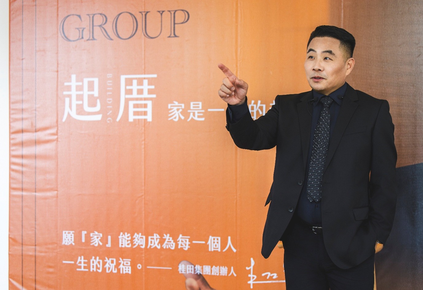 圖說二 起厝新書發表會 書中闡述朱仁宗從農村子弟白手起家成功的故事 憑借的就是勤儉與堅忍不拔的毅力 深受讀者感動