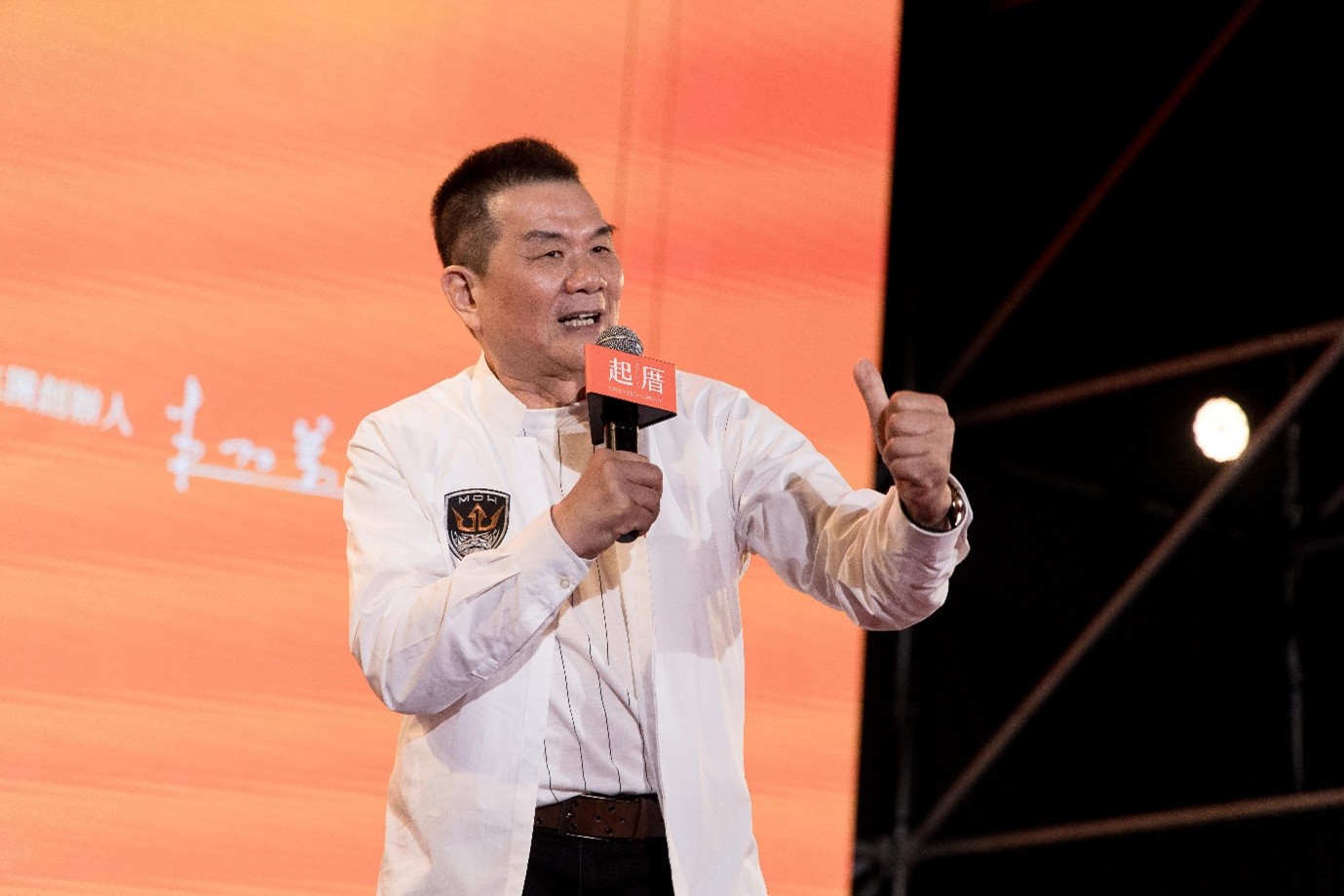 圖說十一 萬國通路董事長謝明振對朱仁宗蓋廠房的品質與專業，非常敬佩。而朱董之前常帶著老董事長巡視工地，父子其身，令人動容。