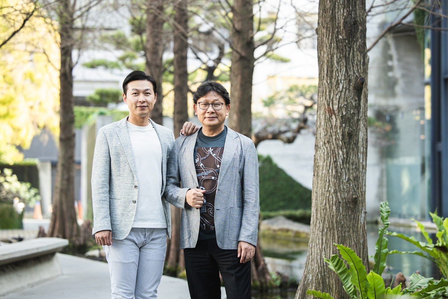 亞昕集團總裁姚連地(右)、董事長姚政岳(左)宣布今年將在台中推出六案,總銷達486億元