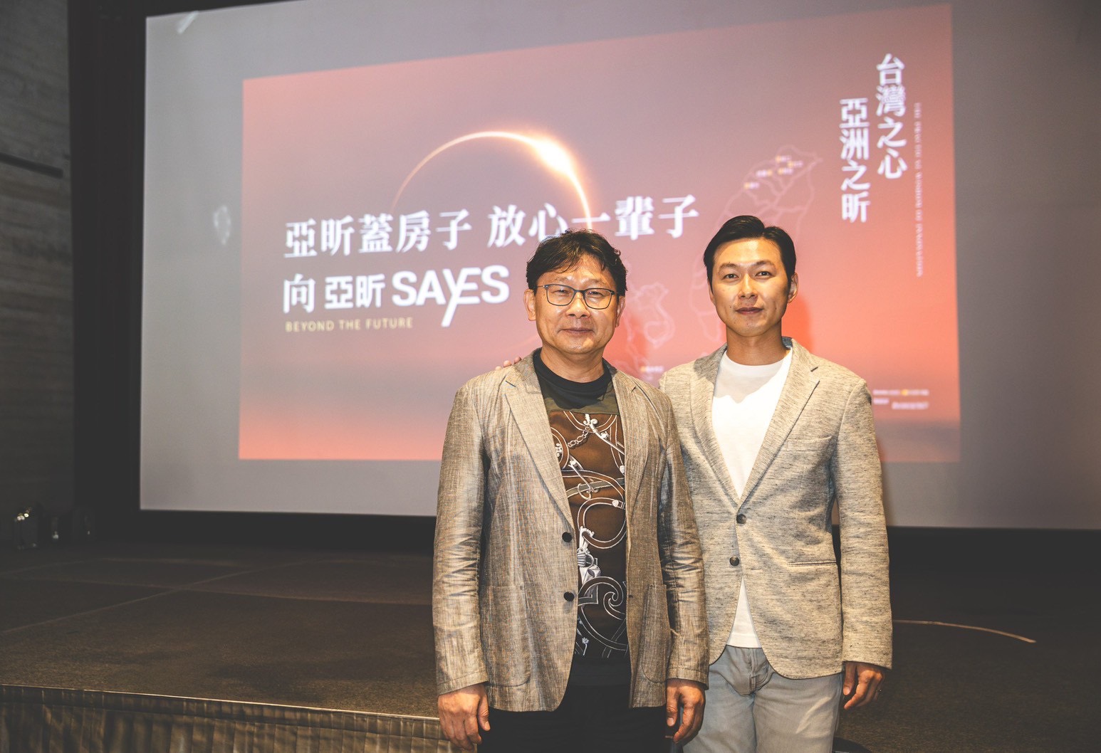 亞昕集團總裁姚連地(左)、董事長姚政岳(右)宣布今年將在台中推出六案,總銷達486億元