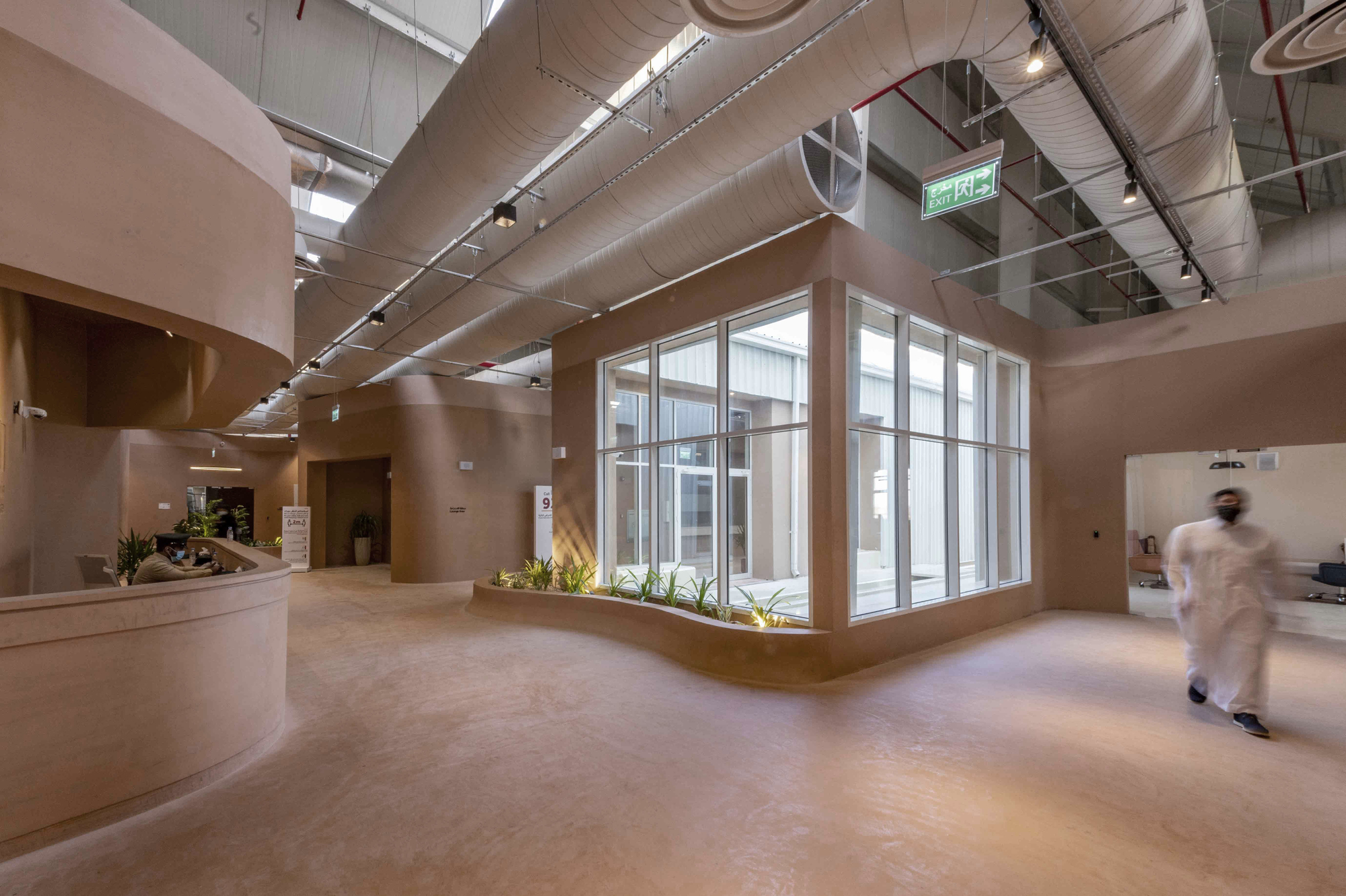 JAX-MOC Offices 辦公室 沙烏地阿拉伯 Diriyah Saudi Arabia 走進文化部新辦公室的內部，燒貝色的波浪牆映入眼簾，模擬瓦迪哈尼法的水流動態，成為建築的主要動線