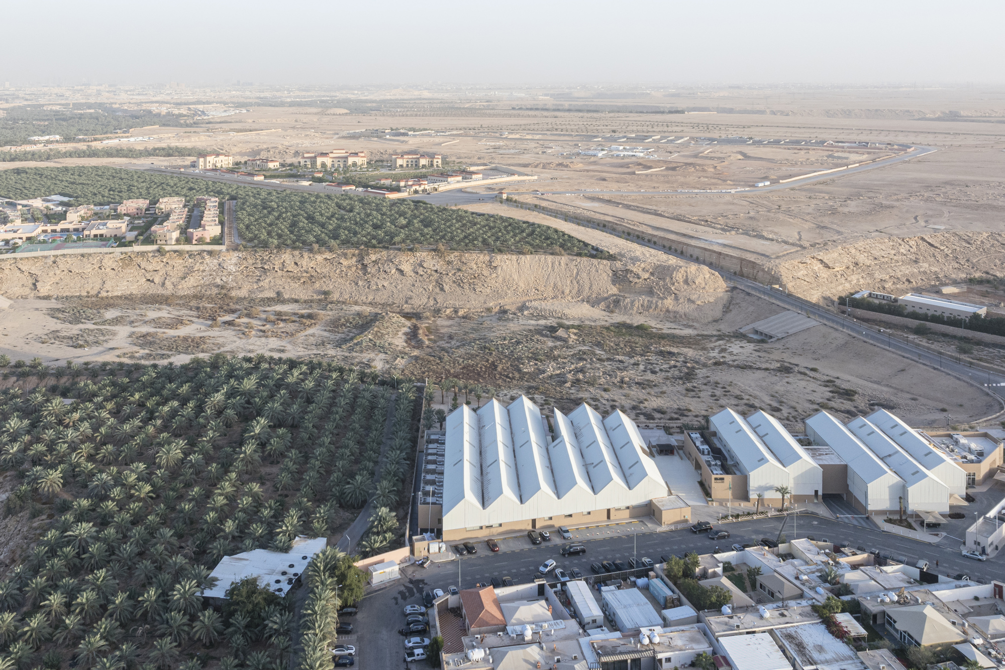 位於阿迪里亞（Ad Diriyah）東側舊工業區邊緣的文化部新辦公室，占地12,300平方公尺，由沙烏地阿拉伯建築師事務所 Bricklab 操刀設計。這座建築坐落於高聳的台地，俯瞰瓦迪哈尼法（Wadi Hanifa）的支流