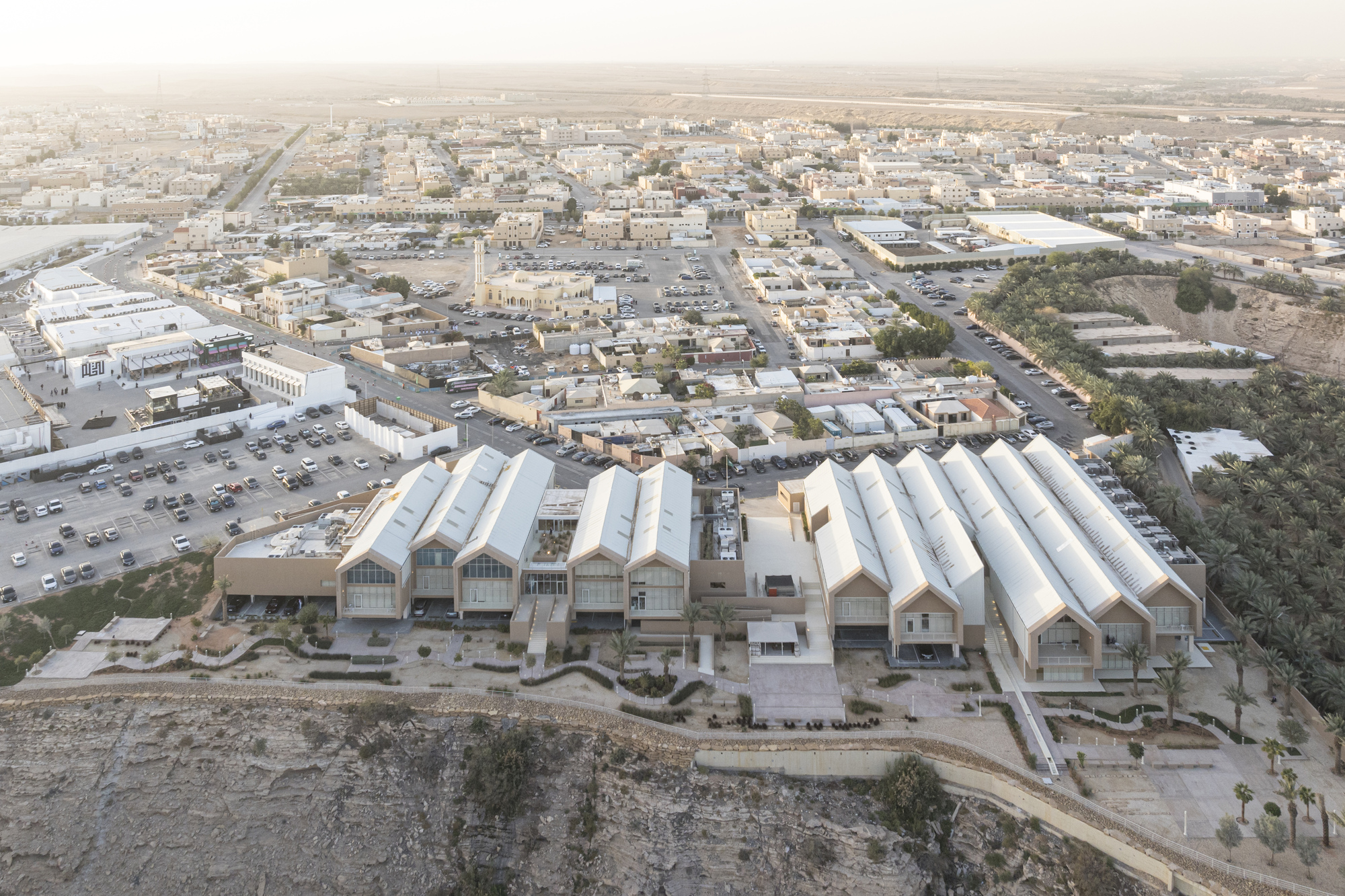 JAX-MOC Offices 辦公室 沙烏地阿拉伯 Diriyah Saudi Arabia 其所在的阿迪里耶(Diriyah),位於首都利雅得西北16公里的哈尼法谷地。是內志的首都、沙烏地阿拉伯家族的發源地