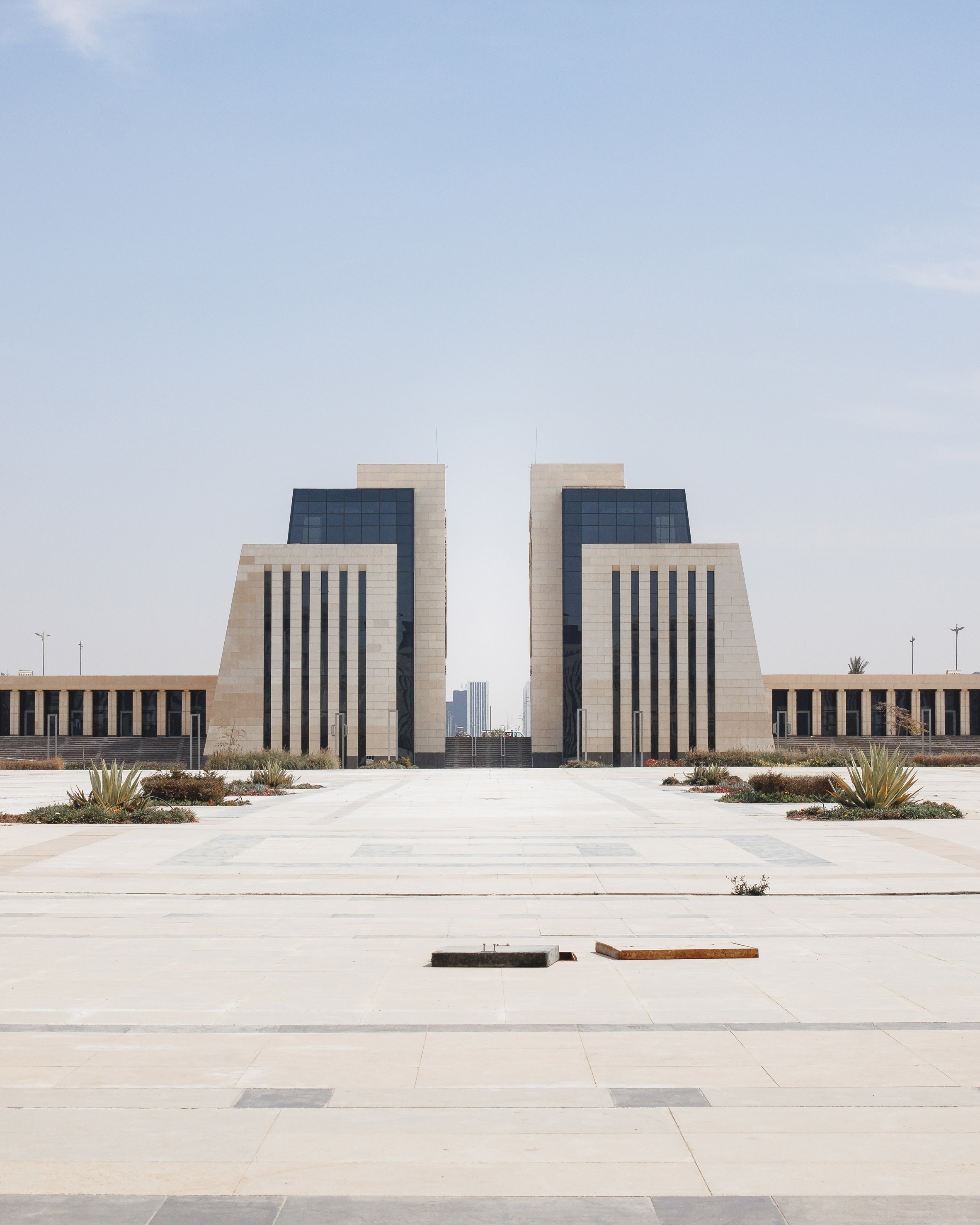 Main square in Egypt's New Administrative Capital 幾座現代主義的大門俯視著新行政首都埃及的主廣場