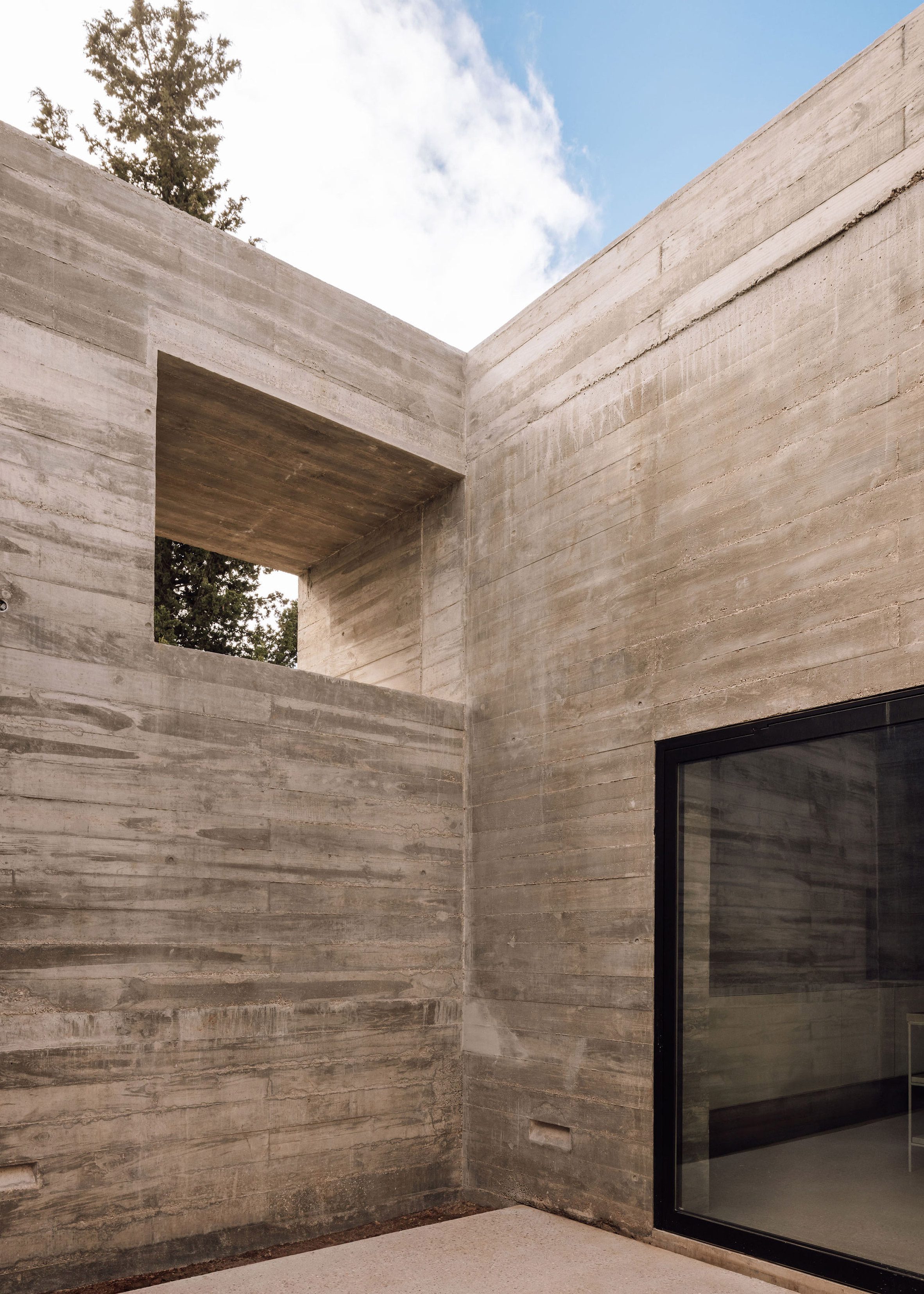 葡萄牙粗獷主義住宅 混凝土 Pedro Domingos Arquitectos used exposed, board-marked concrete to create this brutalist home in Portugal
