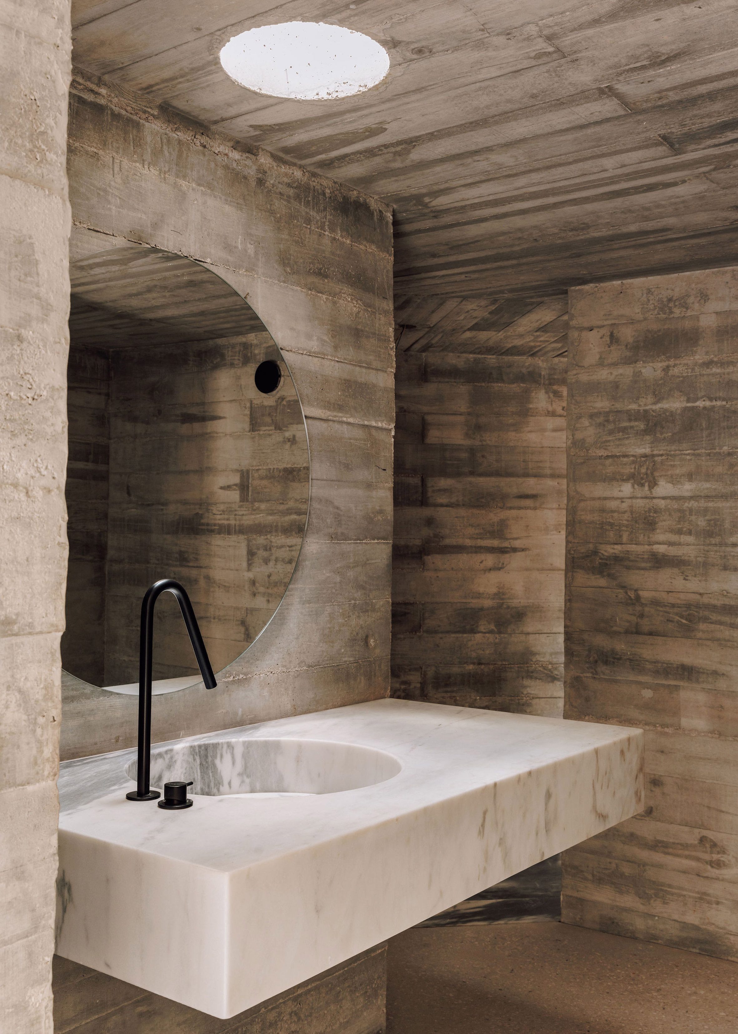 葡萄牙粗獷主義住宅 混凝土 Pedro Domingos Arquitectos used exposed, board-marked concrete to create this brutalist home in Portugal
