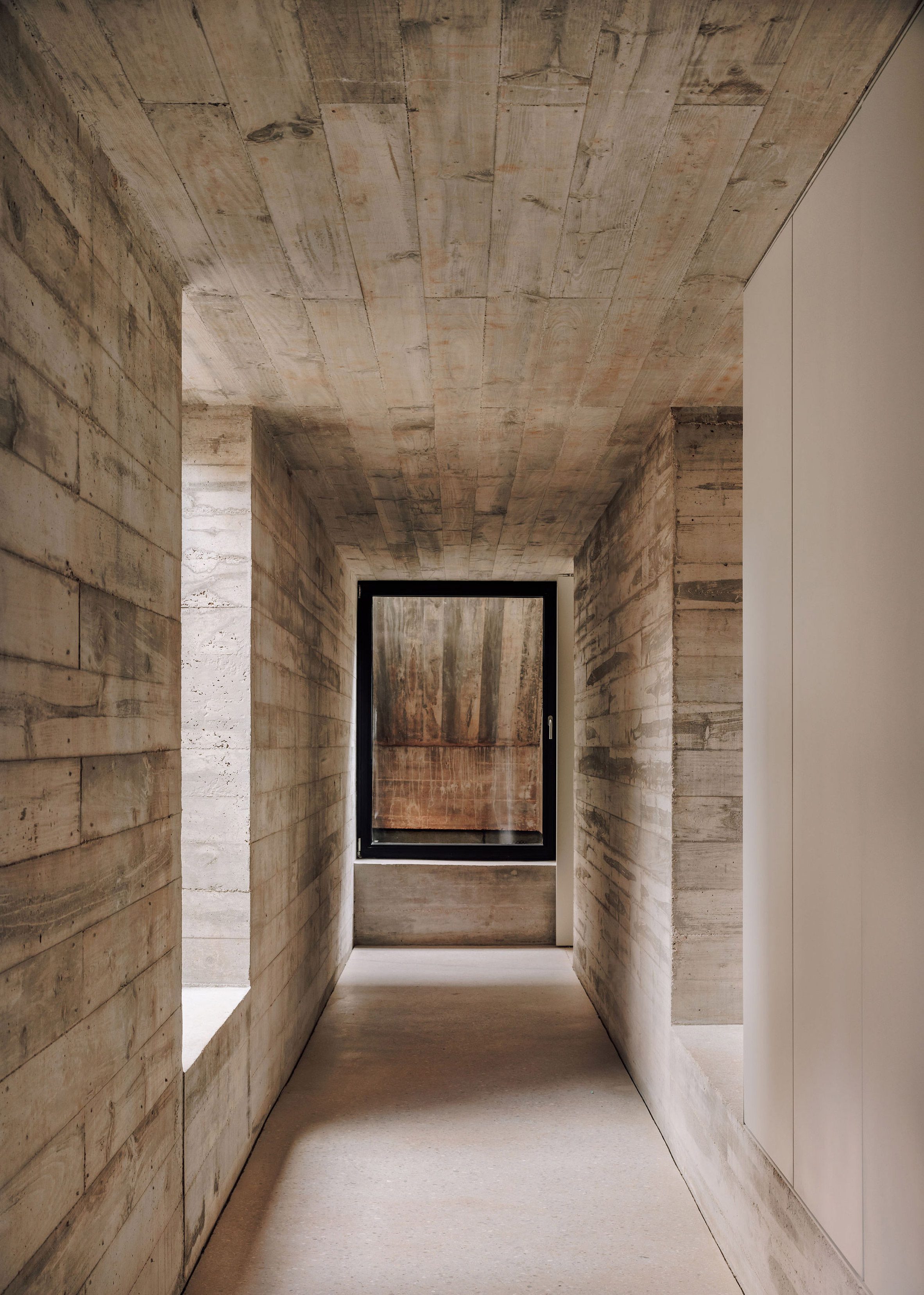 葡萄牙粗獷主義住宅 混凝土 Pedro Domingos Arquitectos used exposed, board-marked concrete to create this brutalist home in Portugal