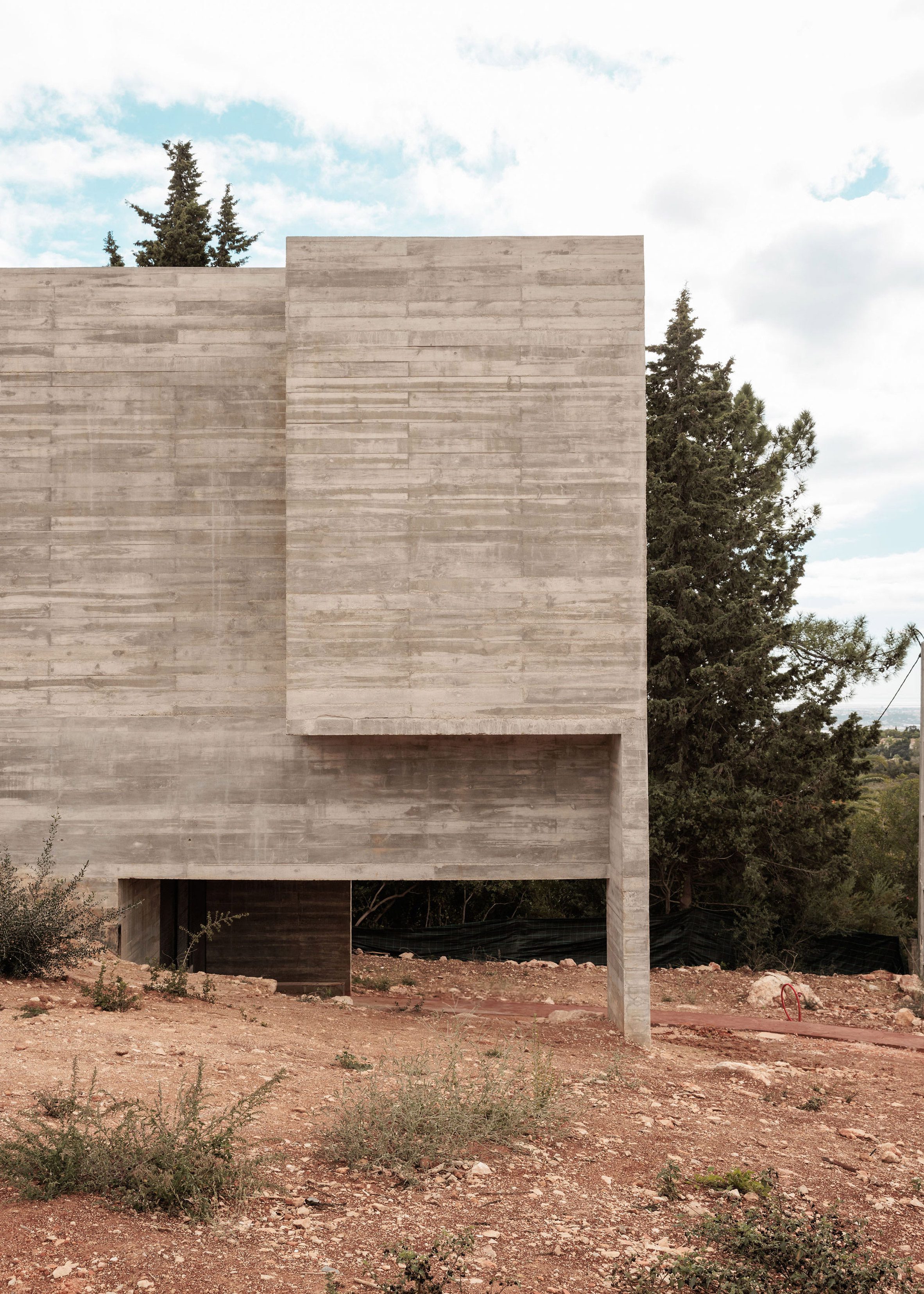 葡萄牙粗獷主義住宅 混凝土 Pedro Domingos Arquitectos used exposed, board-marked concrete to create this brutalist home in Portugal