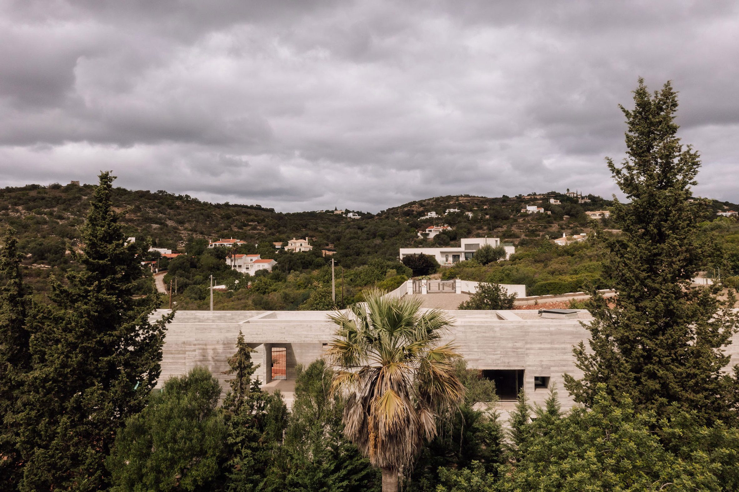 葡萄牙粗獷主義住宅 混凝土 Pedro Domingos Arquitectos used exposed, board-marked concrete to create this brutalist home in Portugal
