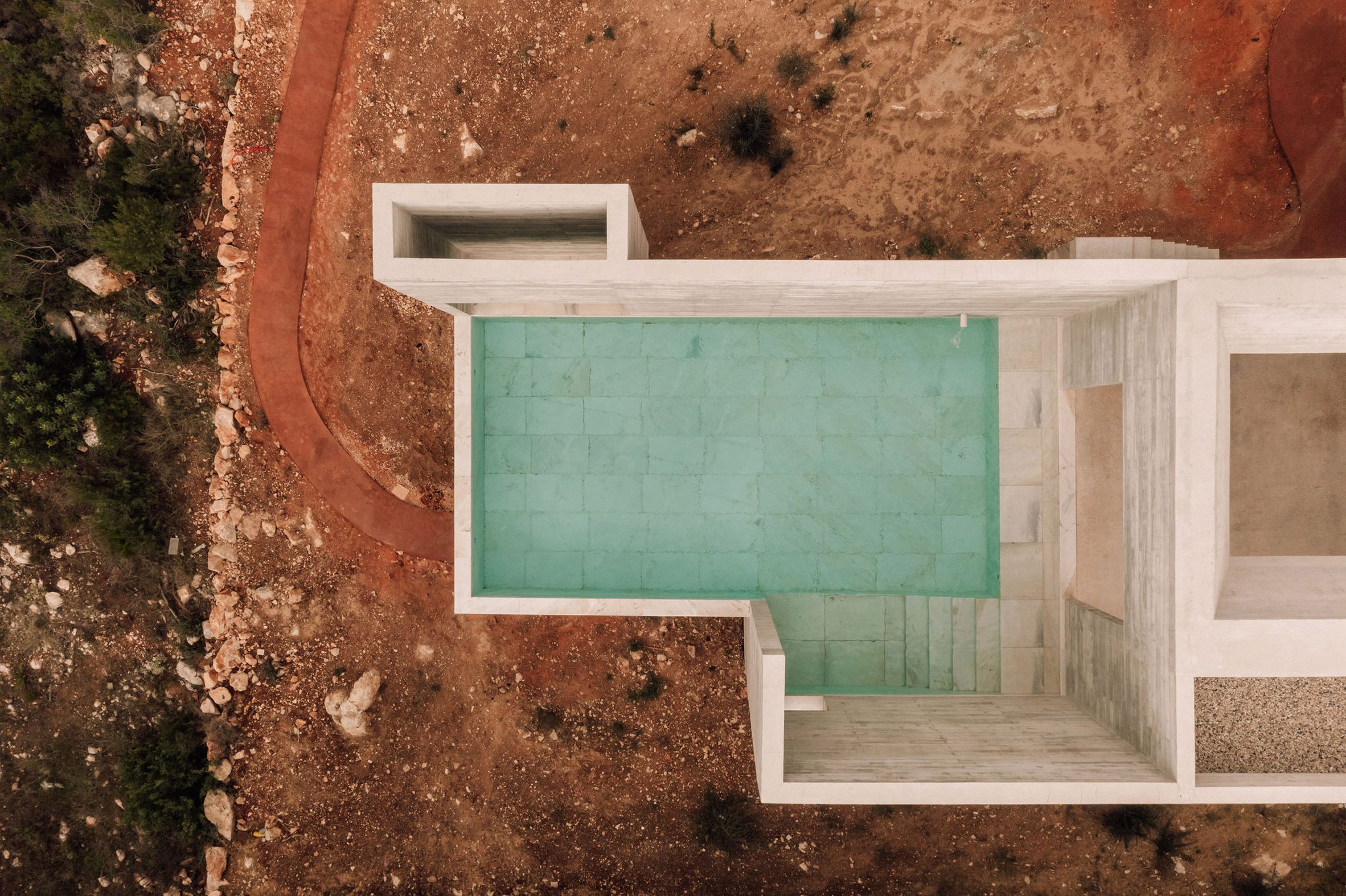 葡萄牙粗獷主義住宅 混凝土 Pedro Domingos Arquitectos used exposed, board-marked concrete to create this brutalist home in Portugal