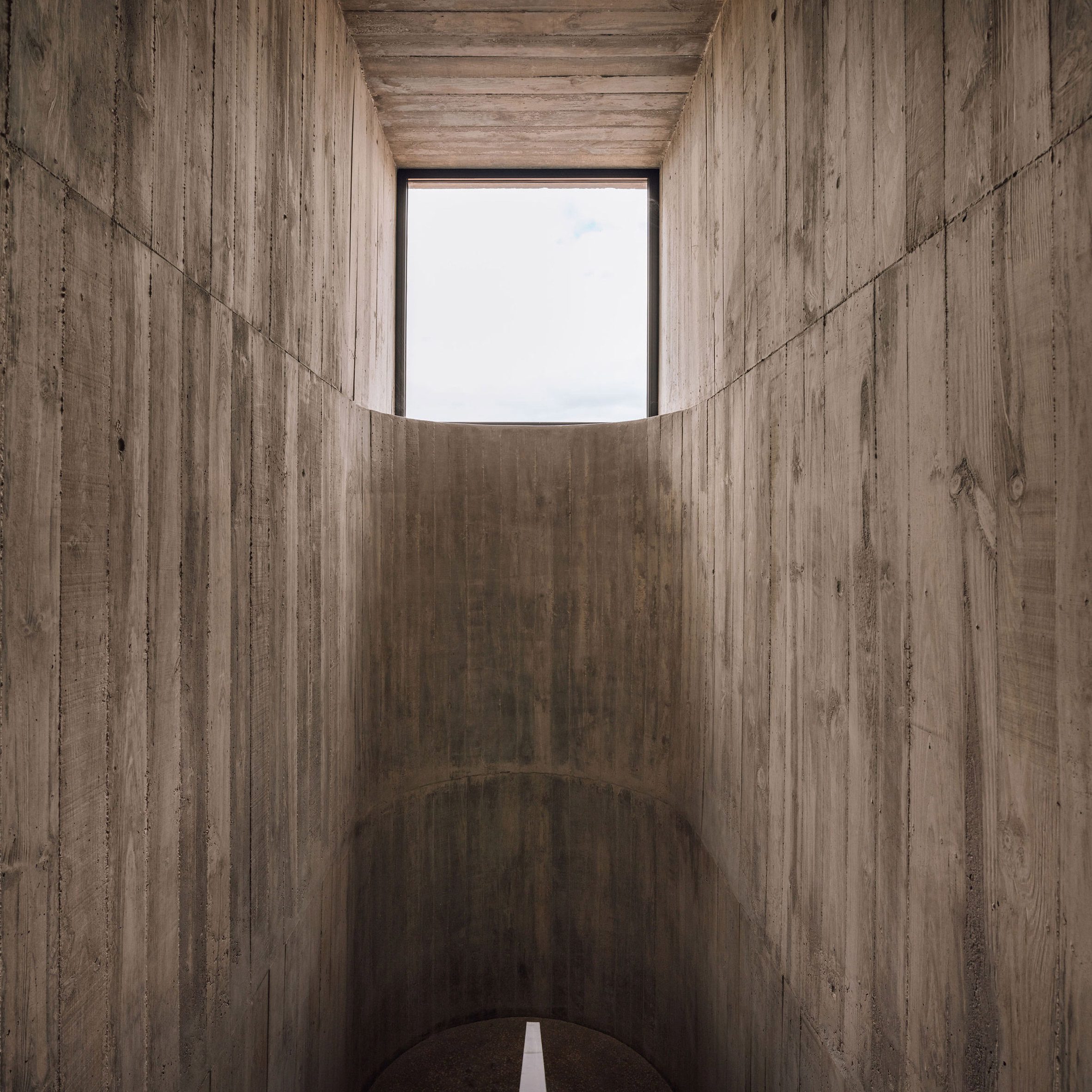 葡萄牙粗獷主義住宅 混凝土 Pedro Domingos Arquitectos used exposed, board-marked concrete to create this brutalist home in Portugal