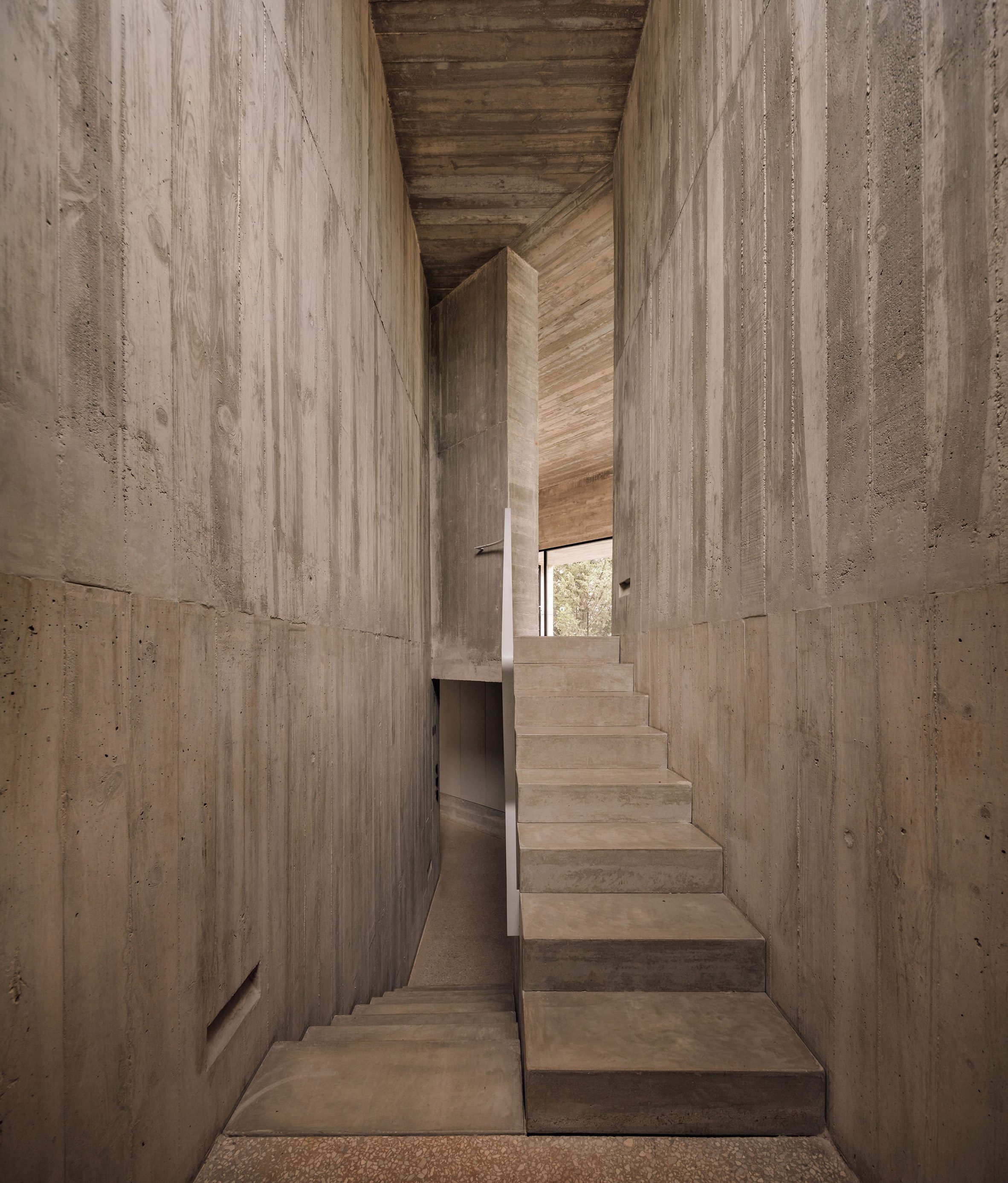 葡萄牙粗獷主義住宅 混凝土 Pedro Domingos Arquitectos used exposed, board-marked concrete to create this brutalist home in Portugal