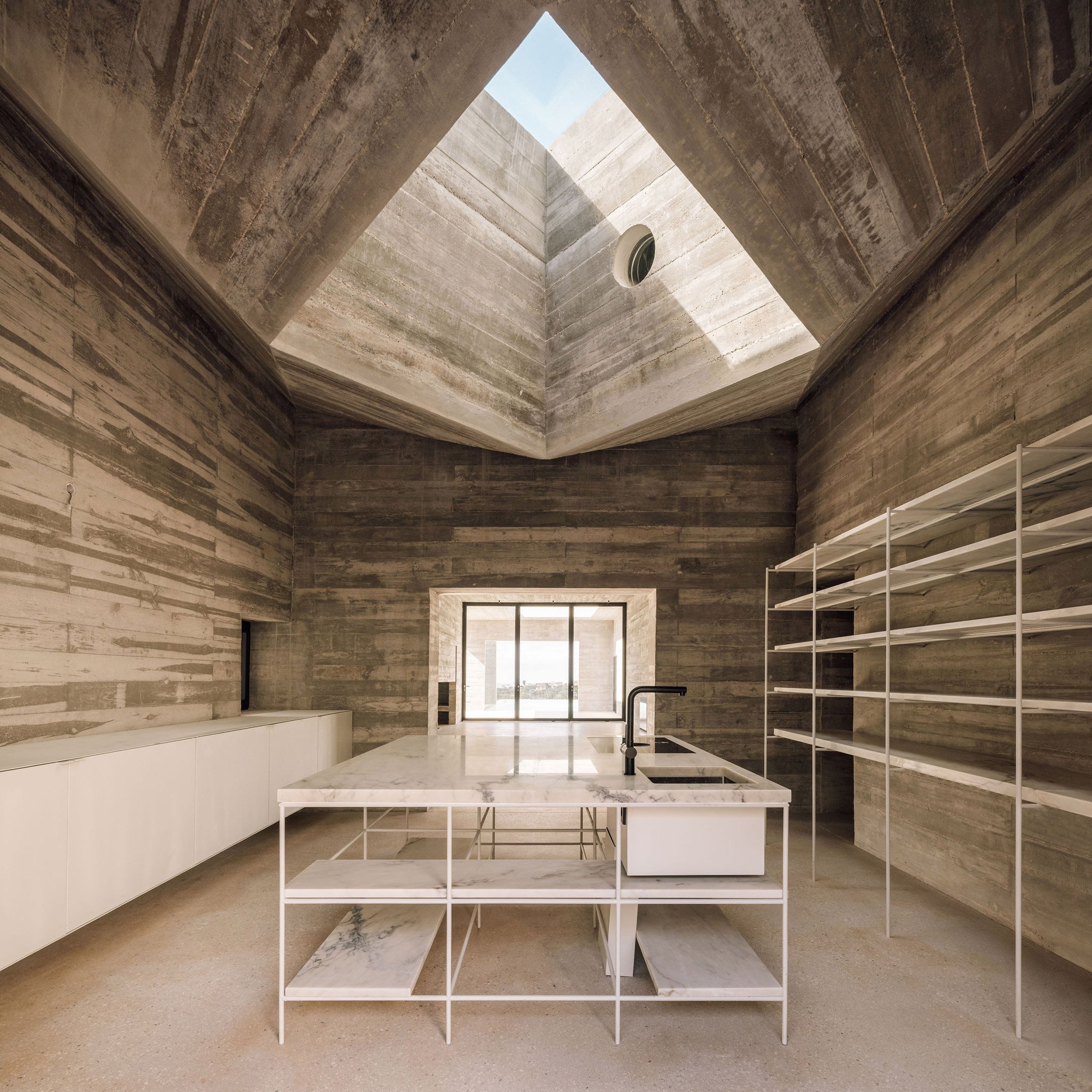葡萄牙粗獷主義住宅 混凝土 Pedro Domingos Arquitectos used exposed, board-marked concrete to create this brutalist home in Portugal