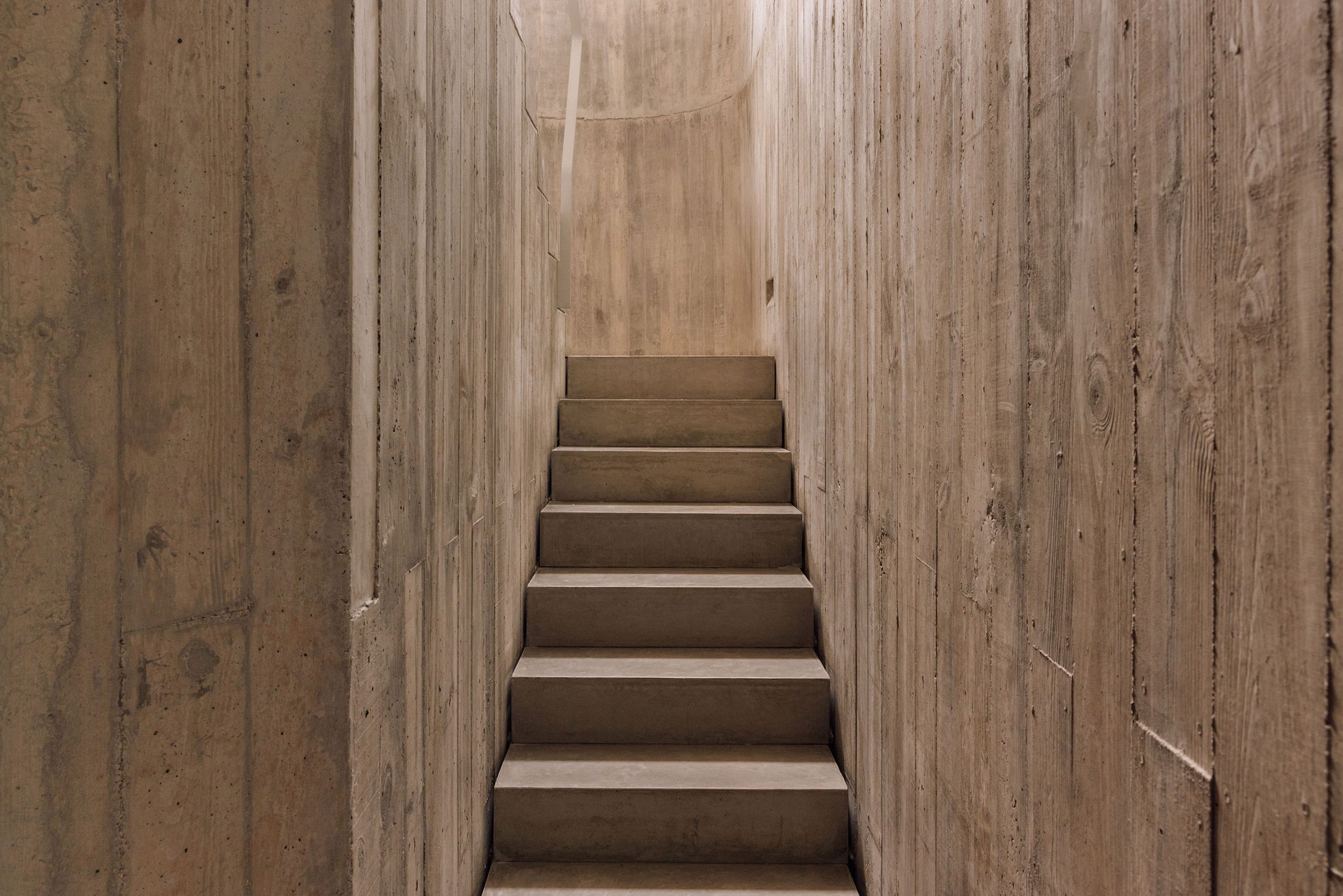 葡萄牙粗獷主義住宅 混凝土 Pedro Domingos Arquitectos used exposed, board-marked concrete to create this brutalist home in Portugal