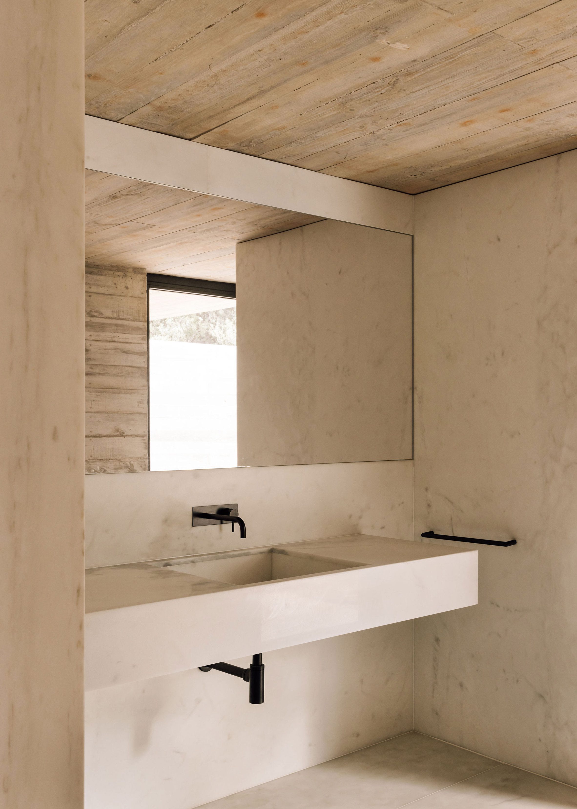 葡萄牙粗獷主義住宅 混凝土 Pedro Domingos Arquitectos used exposed, board-marked concrete to create this brutalist home in Portugal