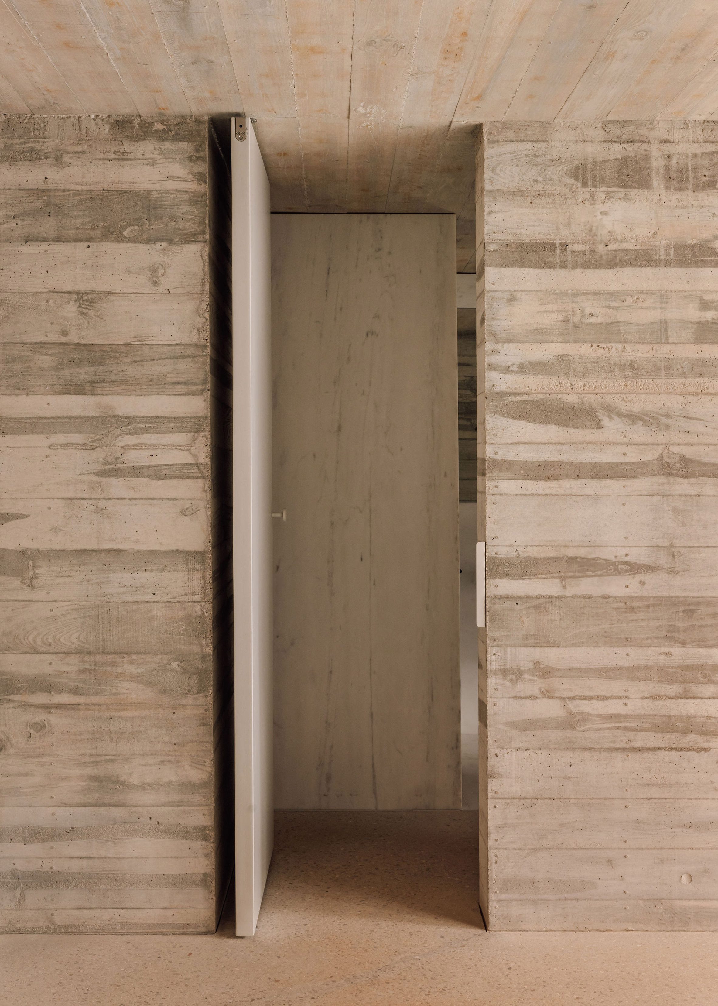 葡萄牙粗獷主義住宅 混凝土 Pedro Domingos Arquitectos used exposed, board-marked concrete to create this brutalist home in Portugal