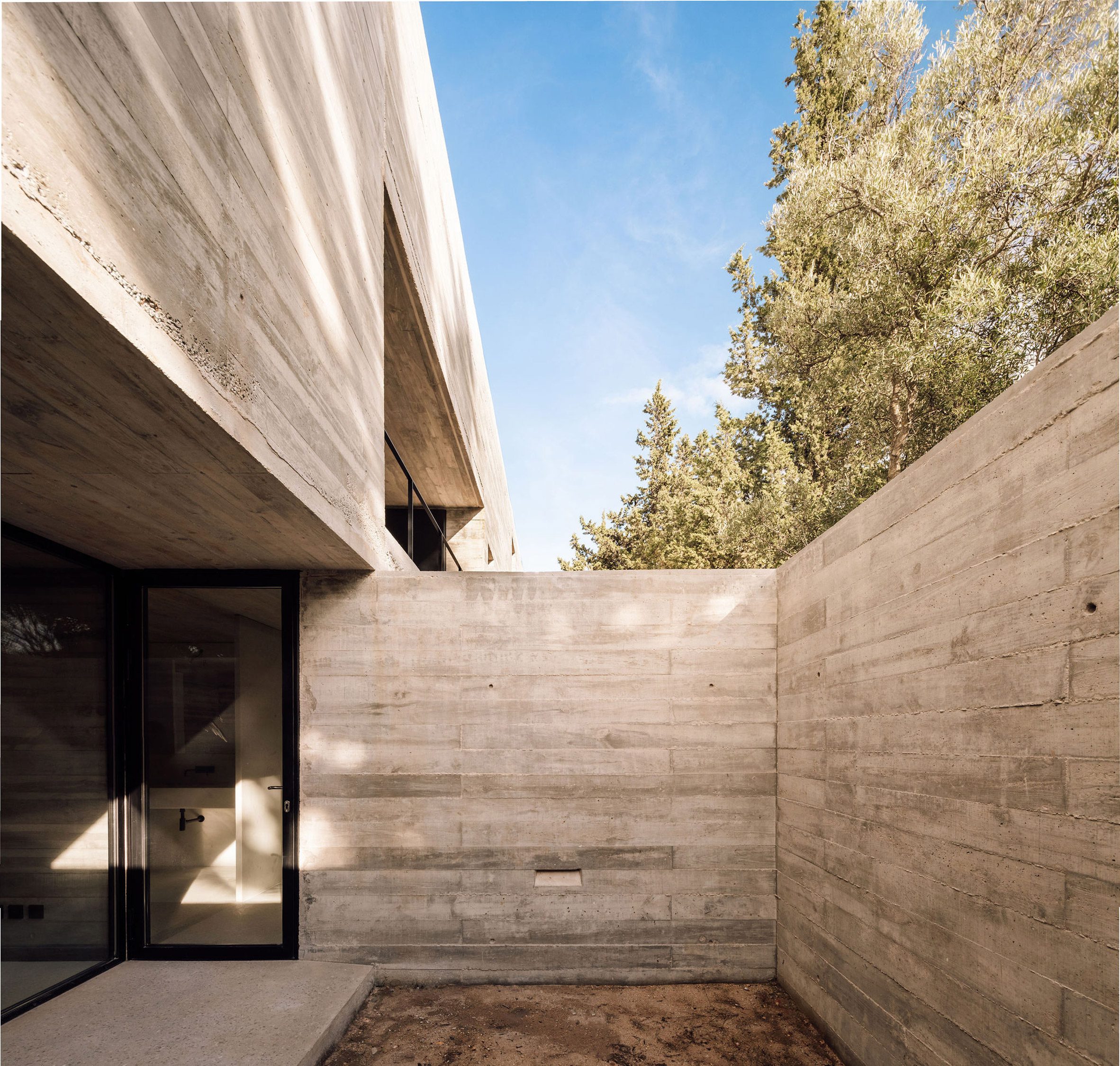 葡萄牙粗獷主義住宅 混凝土 Pedro Domingos Arquitectos used exposed, board-marked concrete to create this brutalist home in Portugal