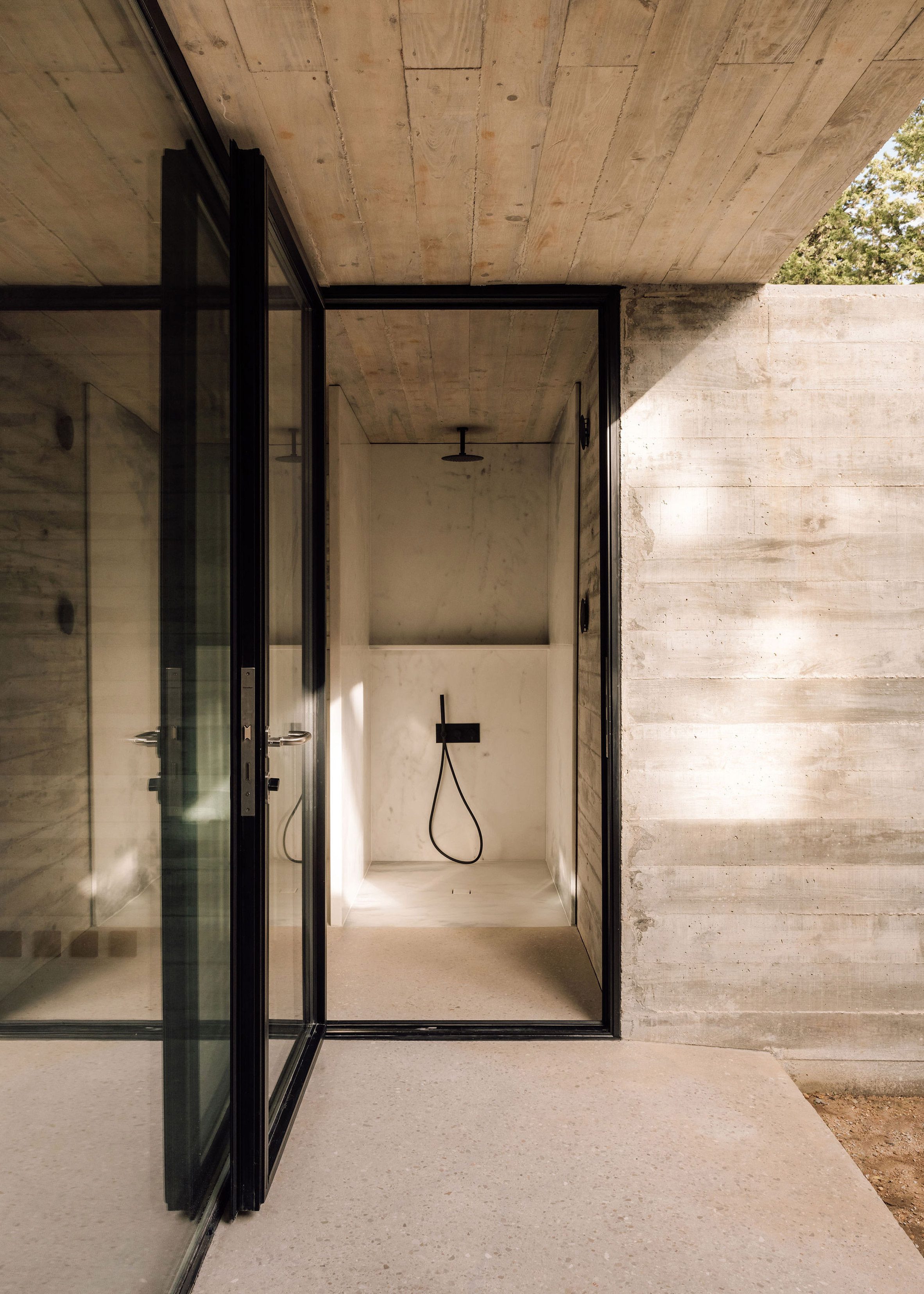 葡萄牙粗獷主義住宅 混凝土 Pedro Domingos Arquitectos used exposed, board-marked concrete to create this brutalist home in Portugal