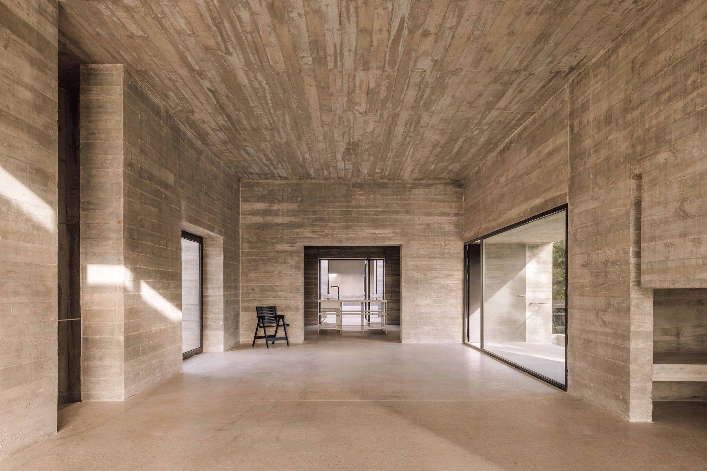 葡萄牙粗獷主義住宅 混凝土 Pedro Domingos Arquitectos used exposed, board-marked concrete to create this brutalist home in Portugal