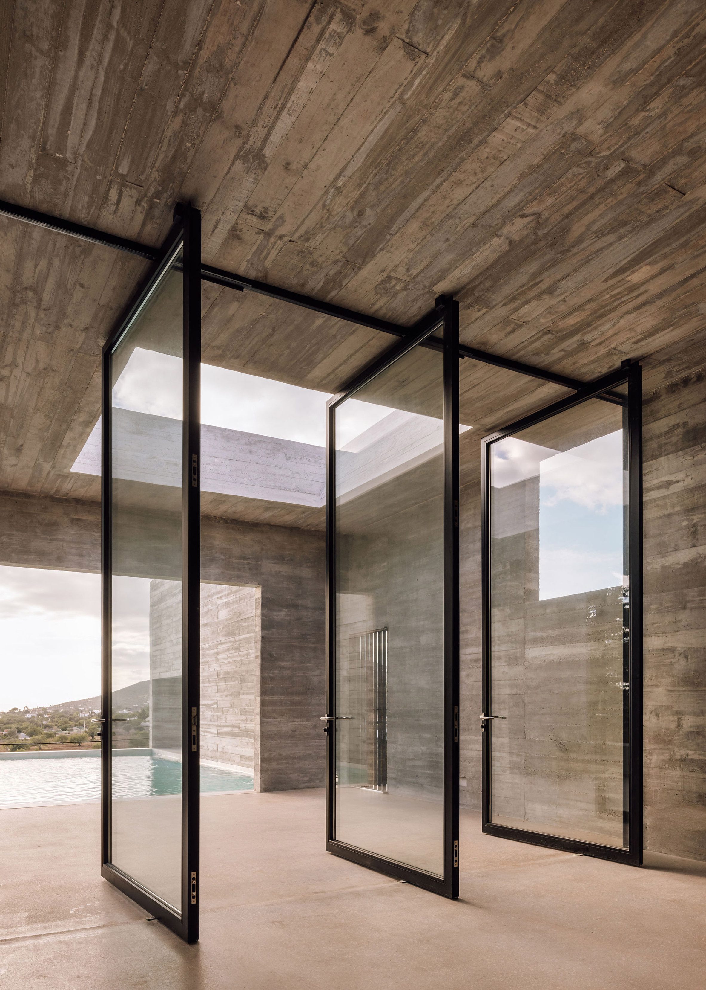 葡萄牙粗獷主義住宅 混凝土 Pedro Domingos Arquitectos used exposed, board-marked concrete to create this brutalist home in Portugal