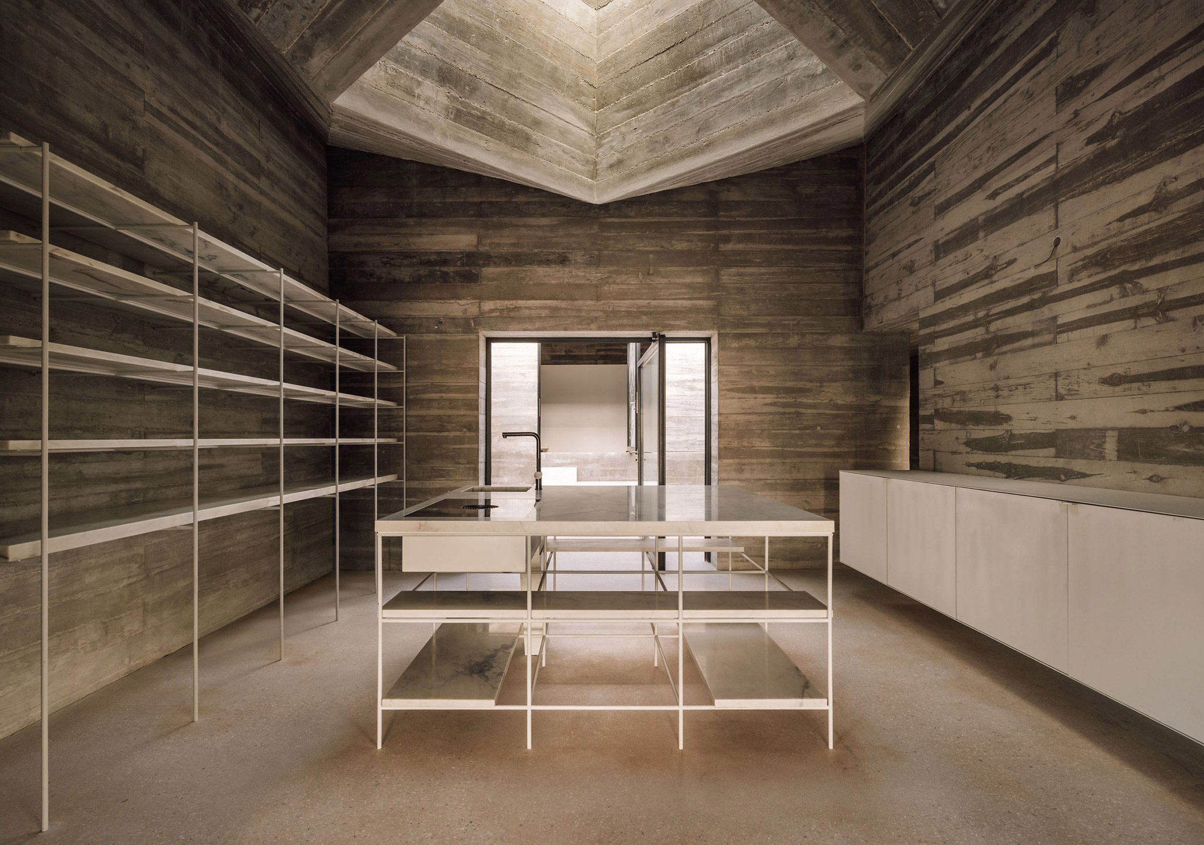 葡萄牙粗獷主義住宅 混凝土 Pedro Domingos Arquitectos used exposed, board-marked concrete to create this brutalist home in Portugal