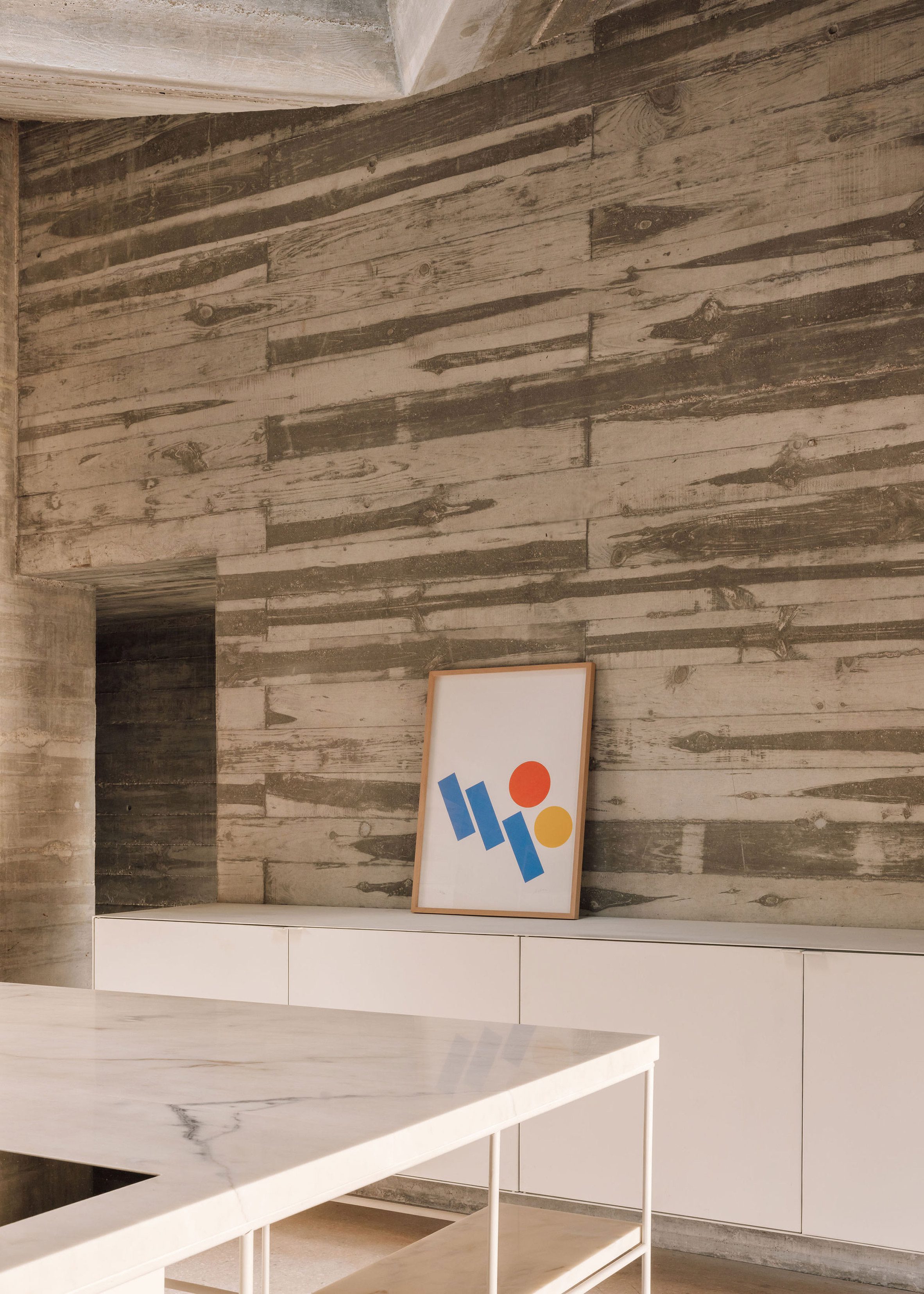 葡萄牙粗獷主義住宅 混凝土 Pedro Domingos Arquitectos used exposed, board-marked concrete to create this brutalist home in Portugal