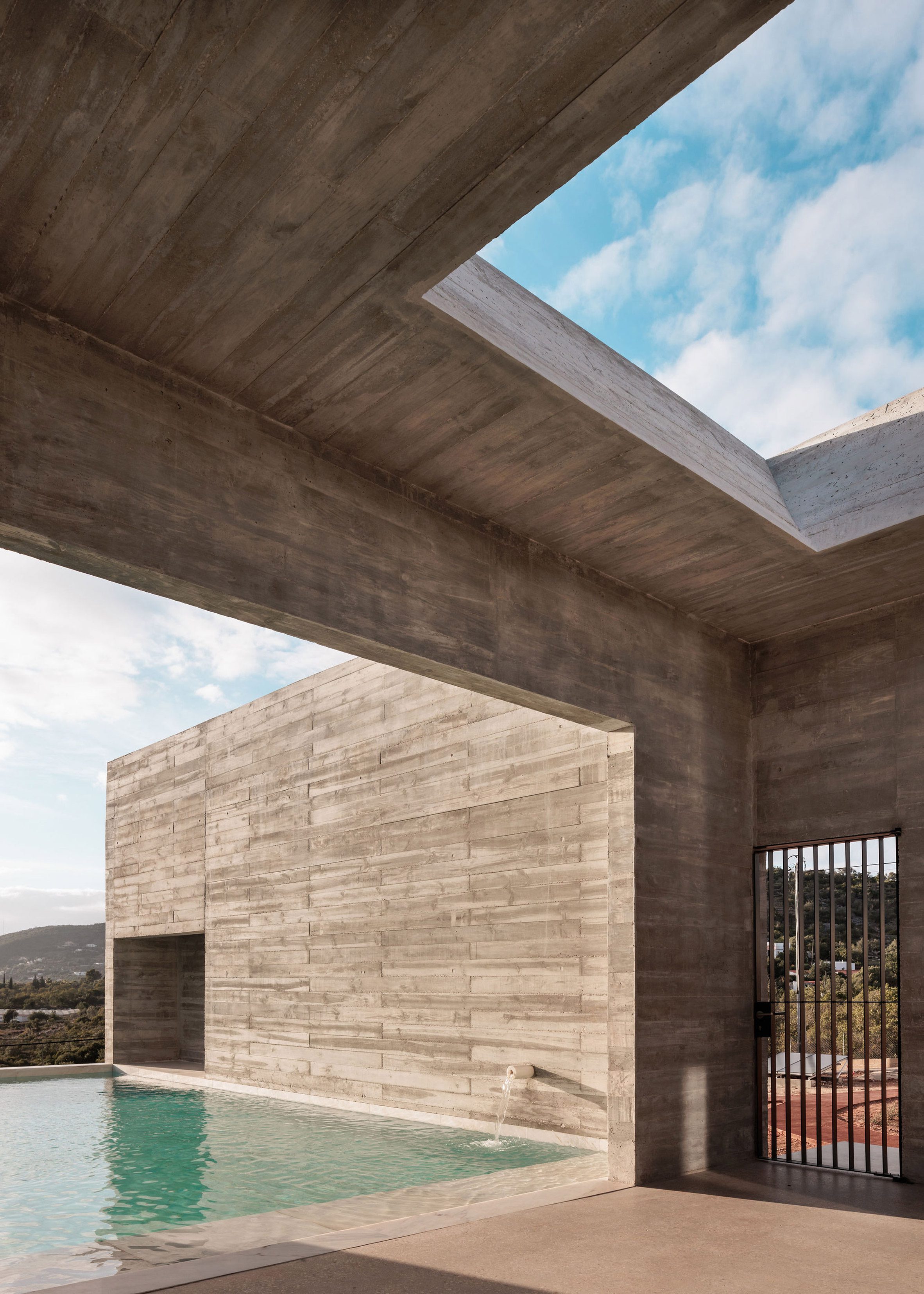 葡萄牙粗獷主義住宅 混凝土 Pedro Domingos Arquitectos used exposed, board-marked concrete to create this brutalist home in Portugal