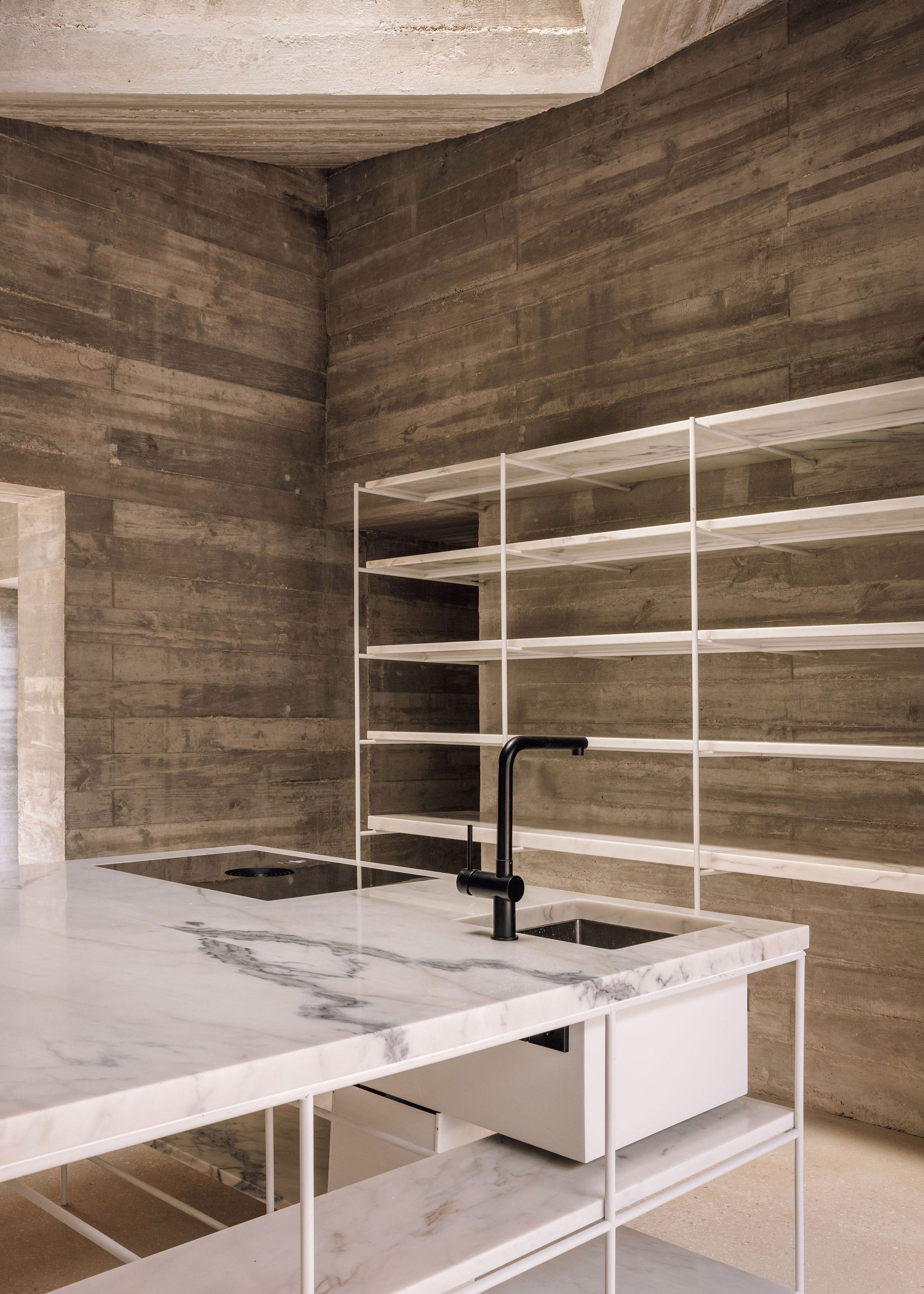葡萄牙粗獷主義住宅 混凝土 Pedro Domingos Arquitectos used exposed, board-marked concrete to create this brutalist home in Portugal