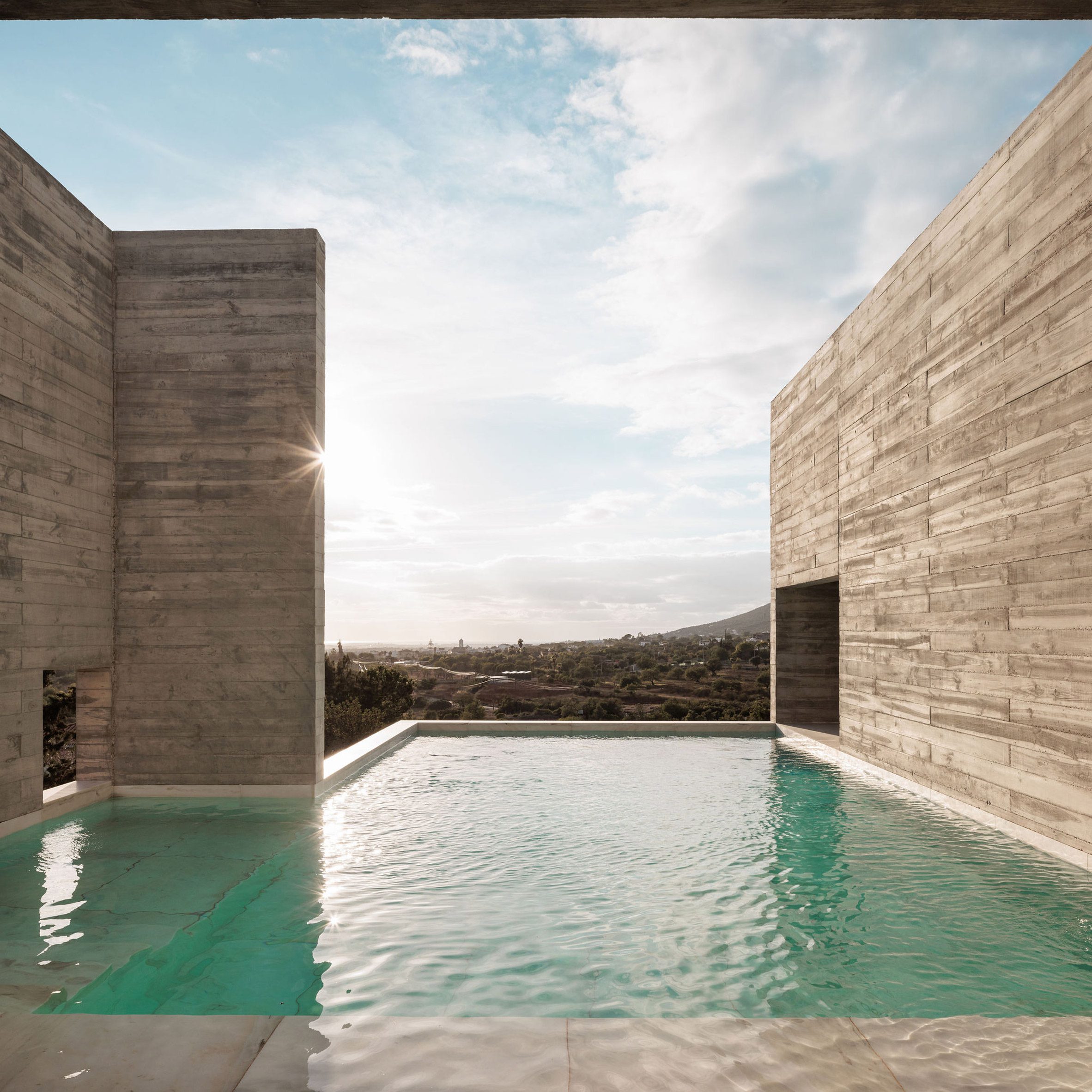 葡萄牙粗獷主義住宅 混凝土 Pedro Domingos Arquitectos used exposed, board-marked concrete to create this brutalist home in Portugal