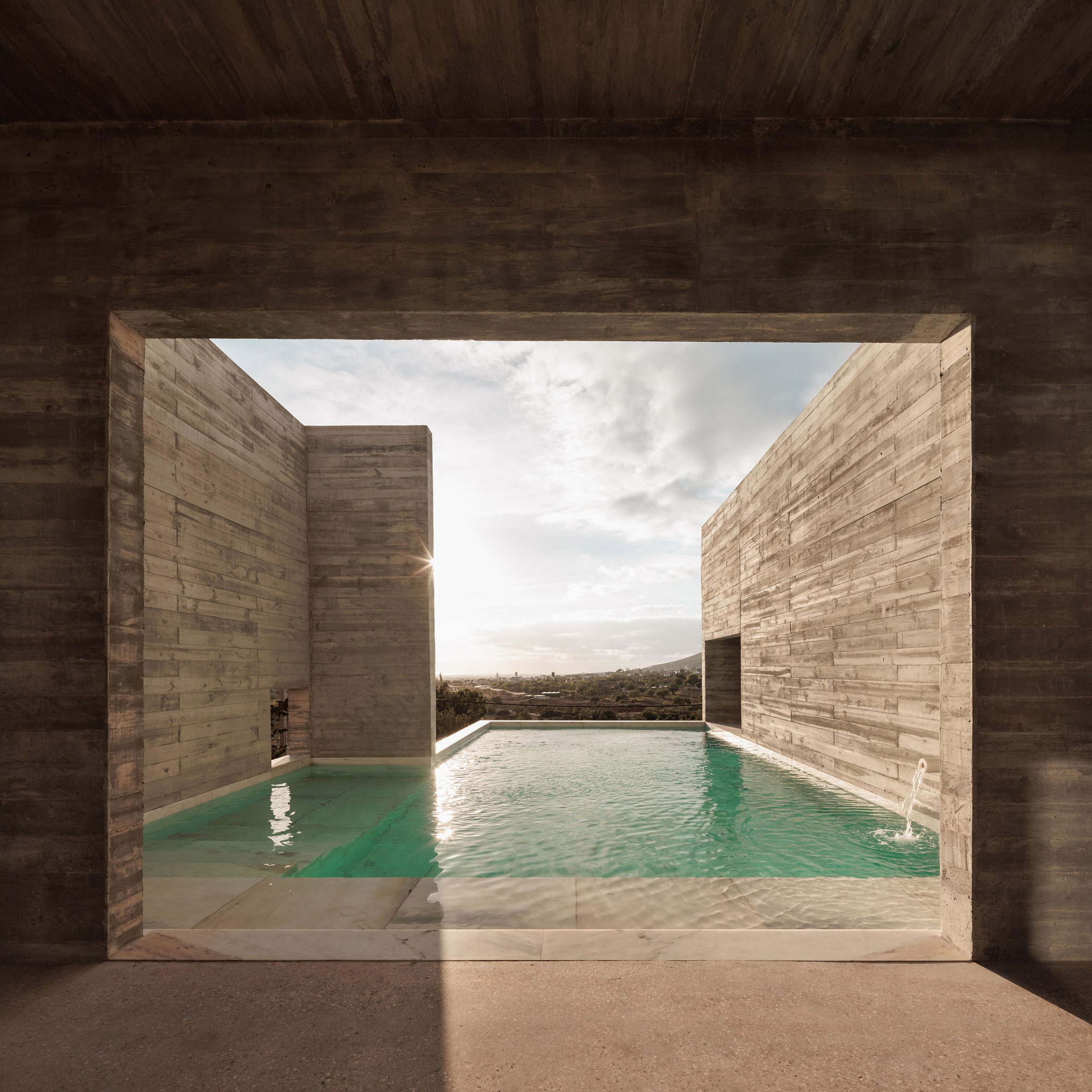 葡萄牙粗獷主義住宅 混凝土 Pedro Domingos Arquitectos used exposed, board-marked concrete to create this brutalist home in Portugal