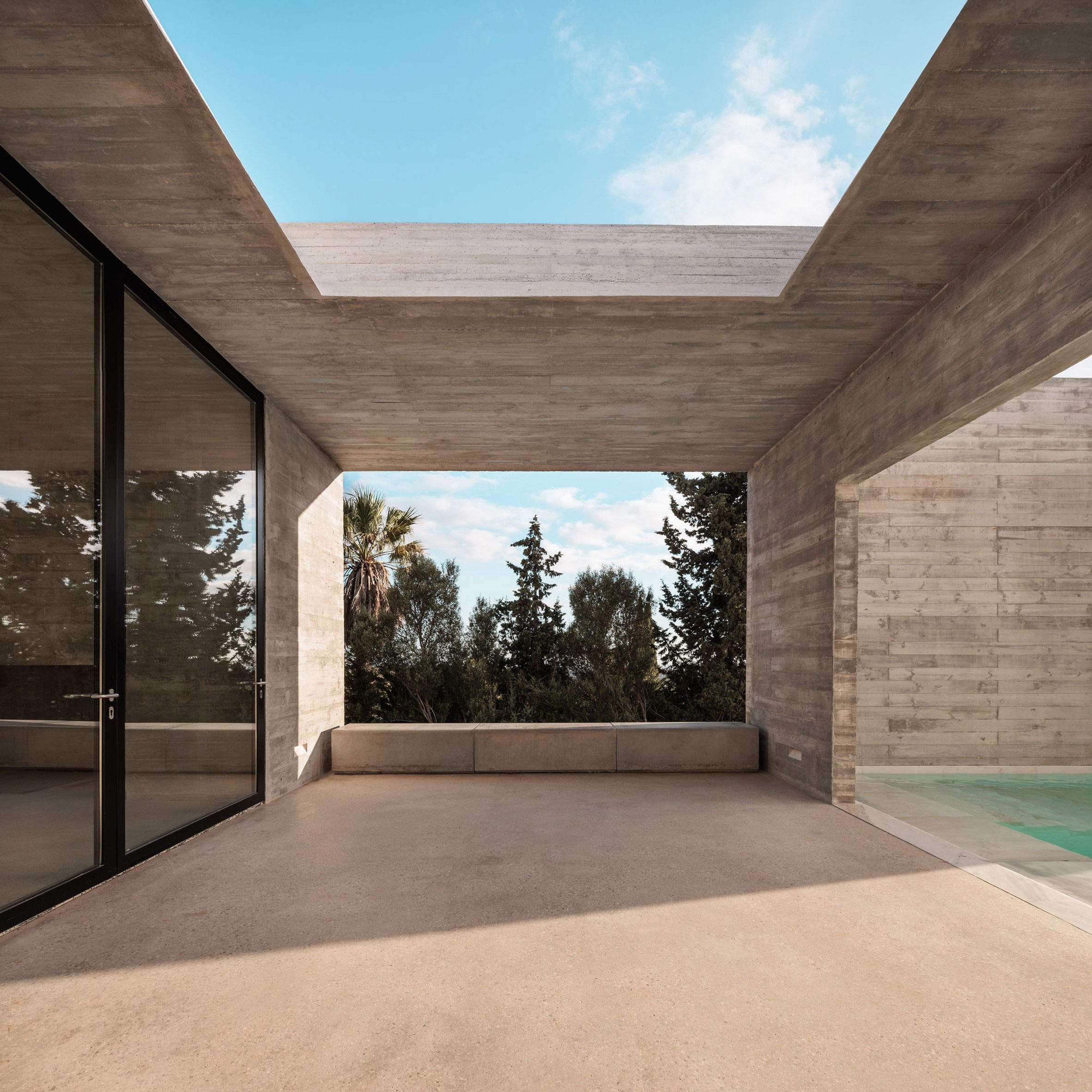 葡萄牙粗獷主義住宅 混凝土 Pedro Domingos Arquitectos used exposed, board-marked concrete to create this brutalist home in Portugal