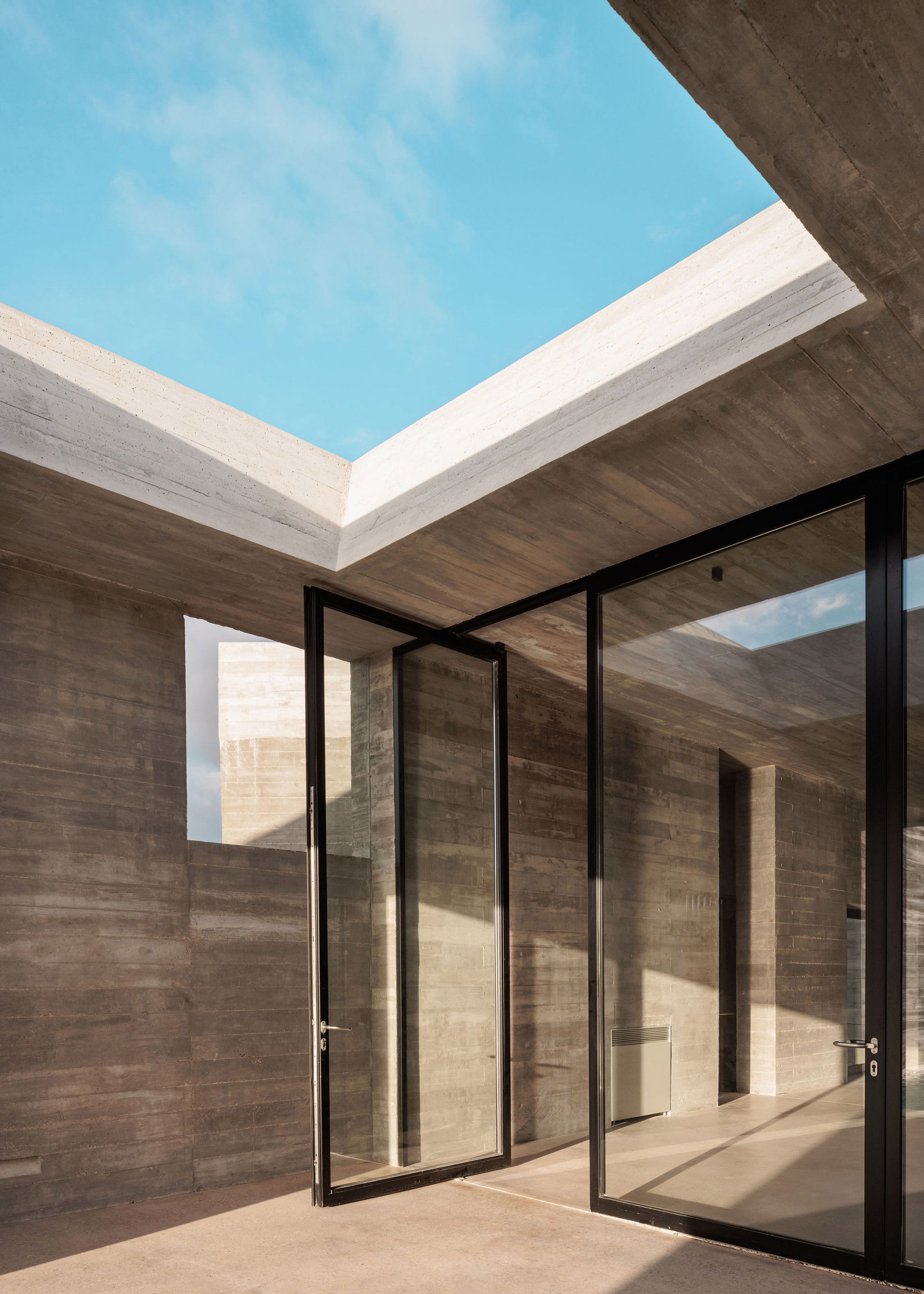 葡萄牙粗獷主義住宅 混凝土 Pedro Domingos Arquitectos used exposed, board-marked concrete to create this brutalist home in Portugal