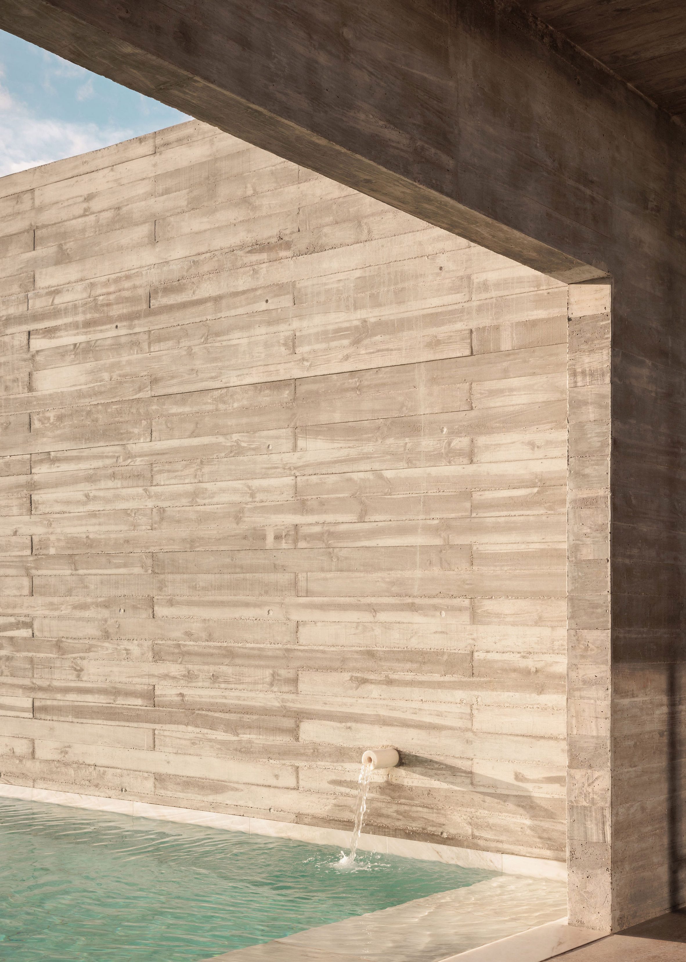 葡萄牙粗獷主義住宅 混凝土 Pedro Domingos Arquitectos used exposed, board-marked concrete to create this brutalist home in Portugal