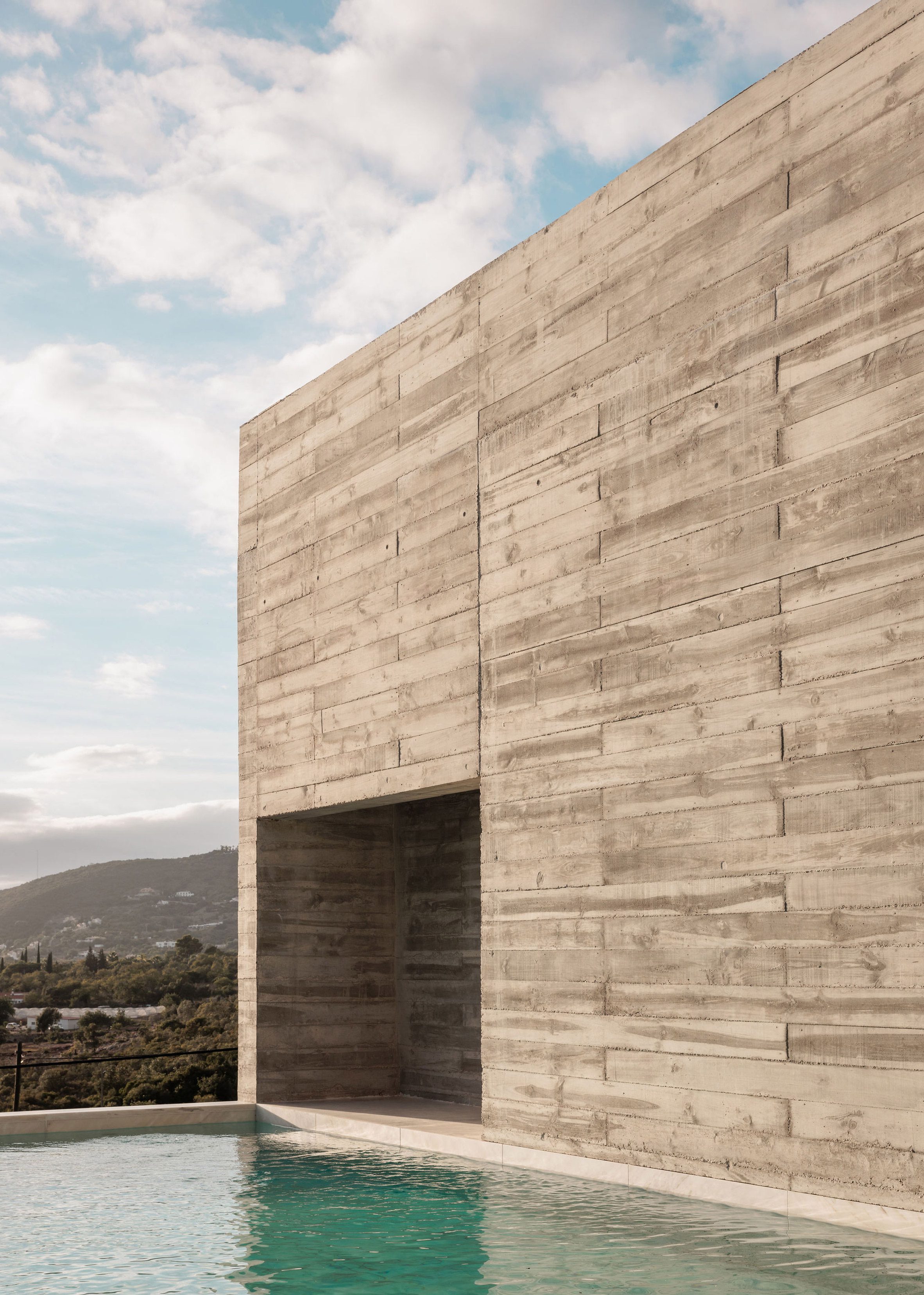 葡萄牙粗獷主義住宅 混凝土 Pedro Domingos Arquitectos used exposed, board-marked concrete to create this brutalist home in Portugal