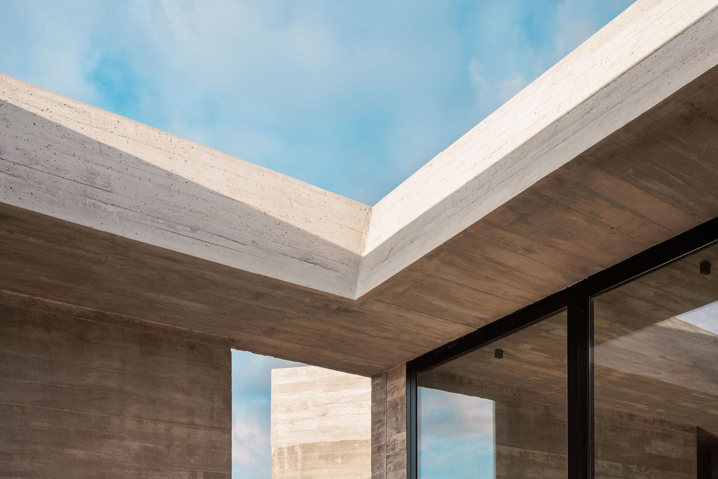 葡萄牙粗獷主義住宅 混凝土 Pedro Domingos Arquitectos used exposed, board-marked concrete to create this brutalist home in Portugal