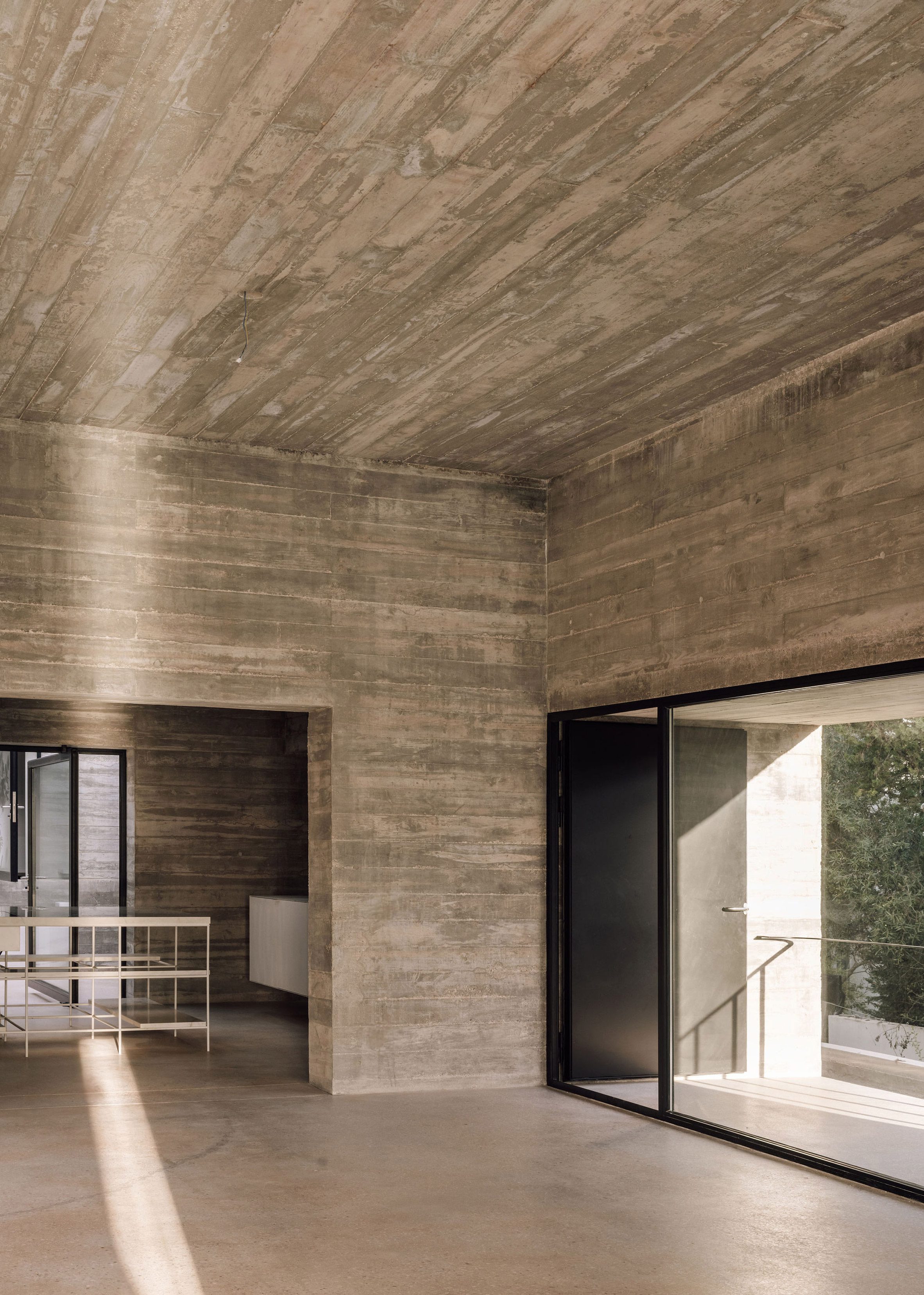 葡萄牙粗獷主義住宅 混凝土 Pedro Domingos Arquitectos used exposed, board-marked concrete to create this brutalist home in Portugal