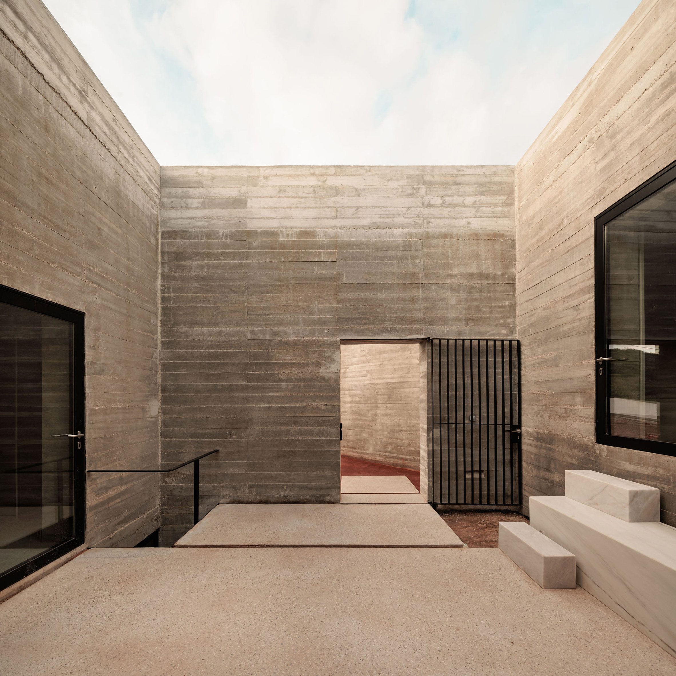 葡萄牙粗獷主義住宅 混凝土 Pedro Domingos Arquitectos used exposed, board-marked concrete to create this brutalist home in Portugal