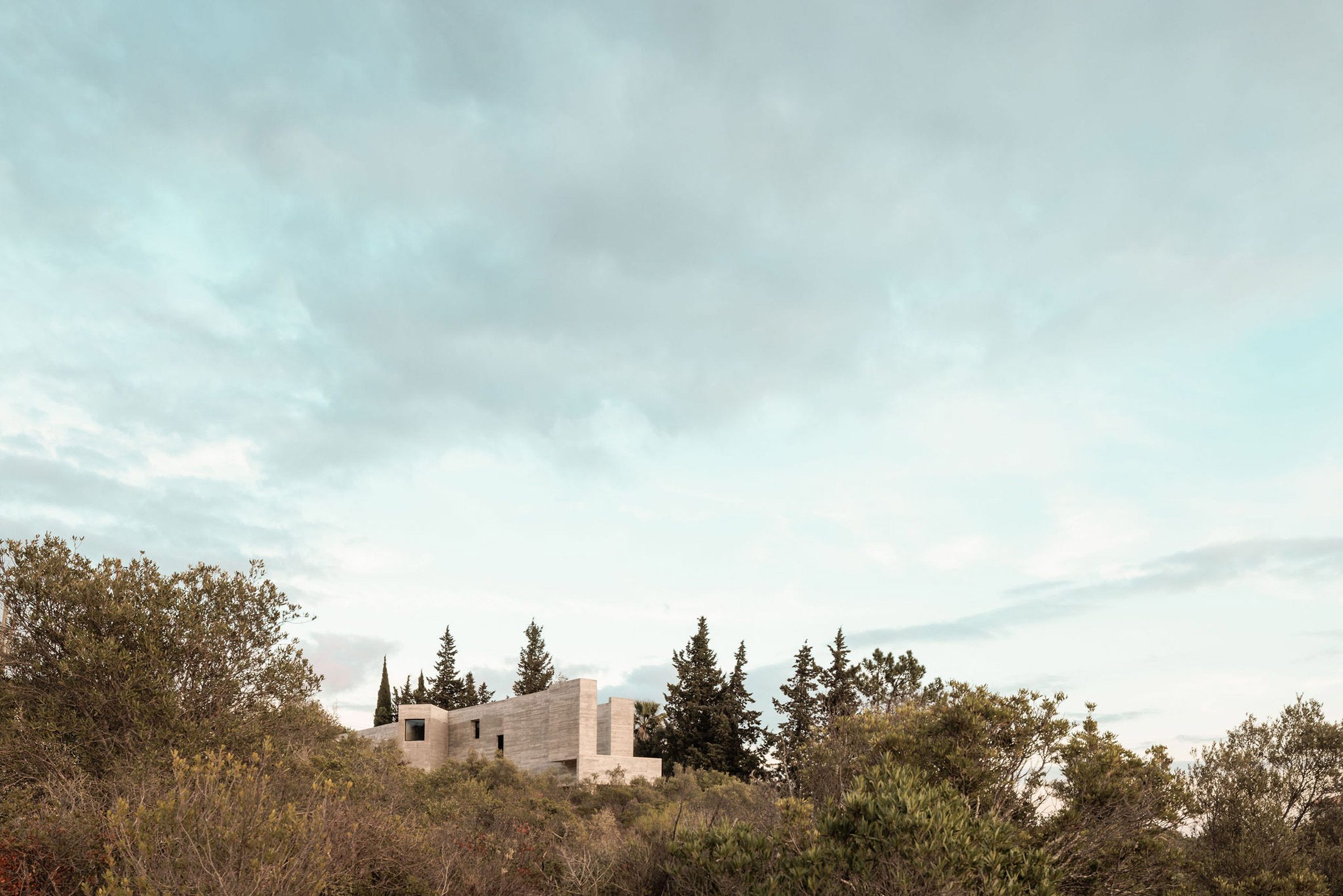 葡萄牙粗獷主義住宅 混凝土 Pedro Domingos Arquitectos used exposed, board-marked concrete to create this brutalist home in Portugal
