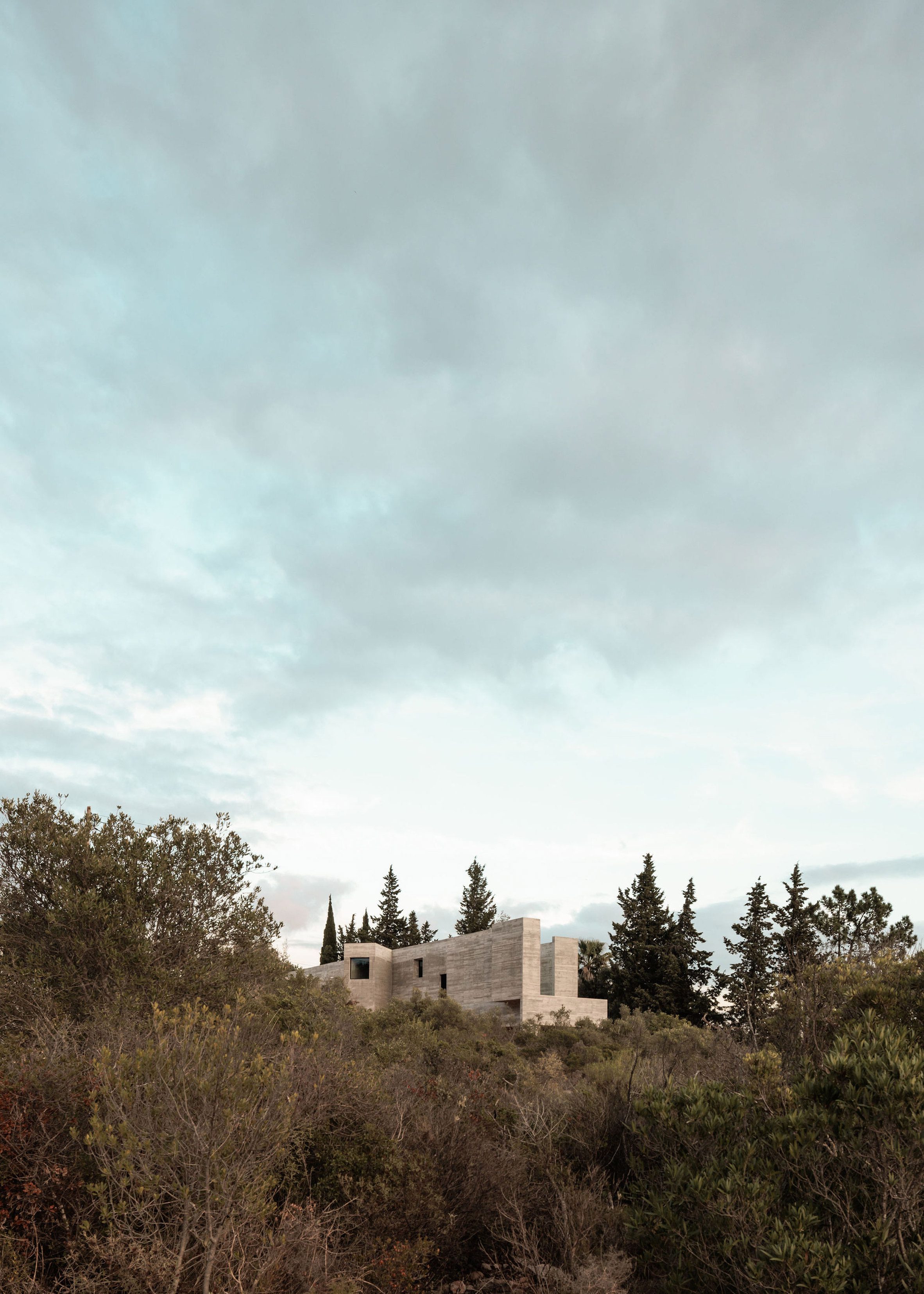 葡萄牙粗獷主義住宅 混凝土 Pedro Domingos Arquitectos used exposed, board-marked concrete to create this brutalist home in Portugal