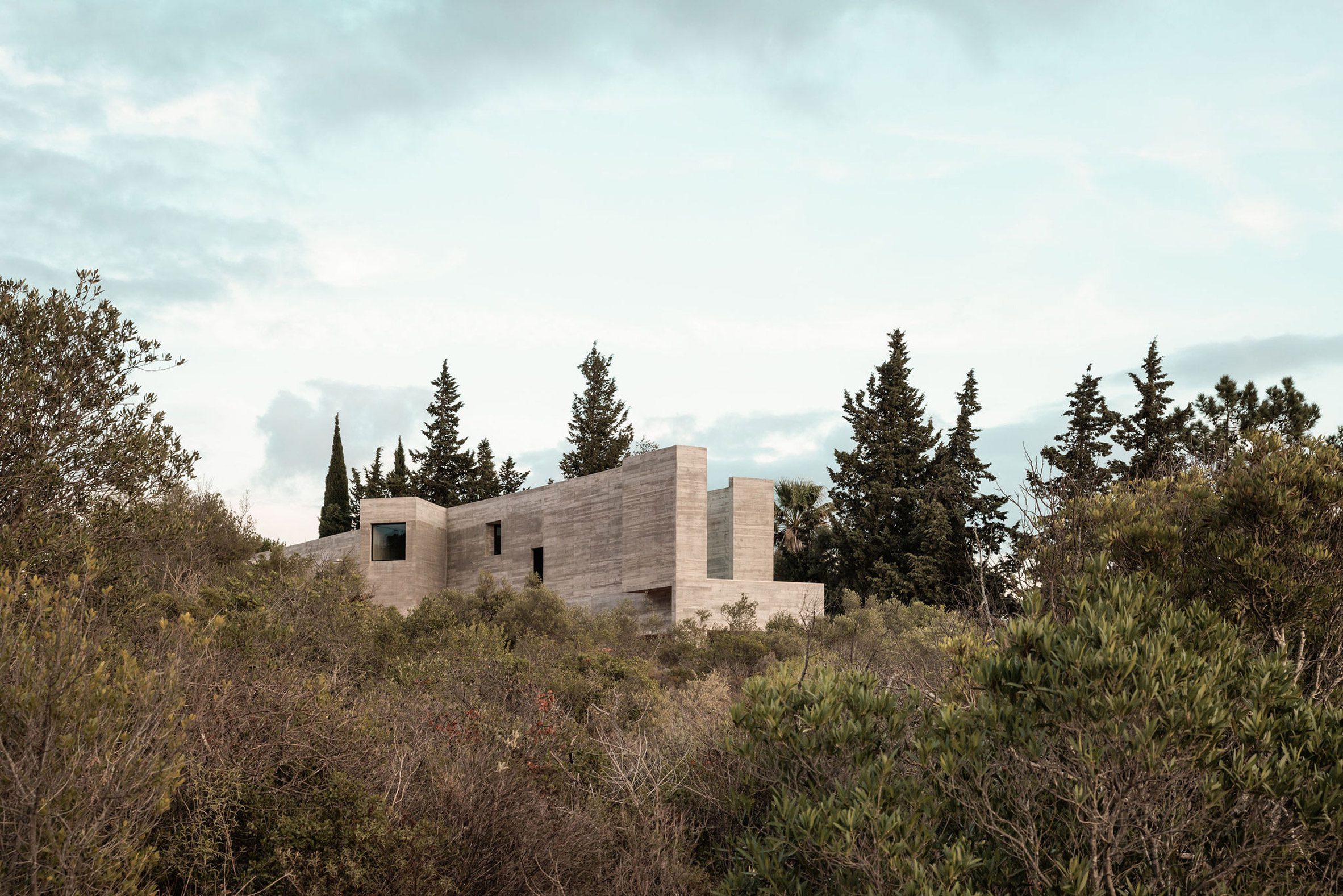 葡萄牙粗獷主義住宅 混凝土 Pedro Domingos Arquitectos used exposed, board-marked concrete to create this brutalist home in Portugal