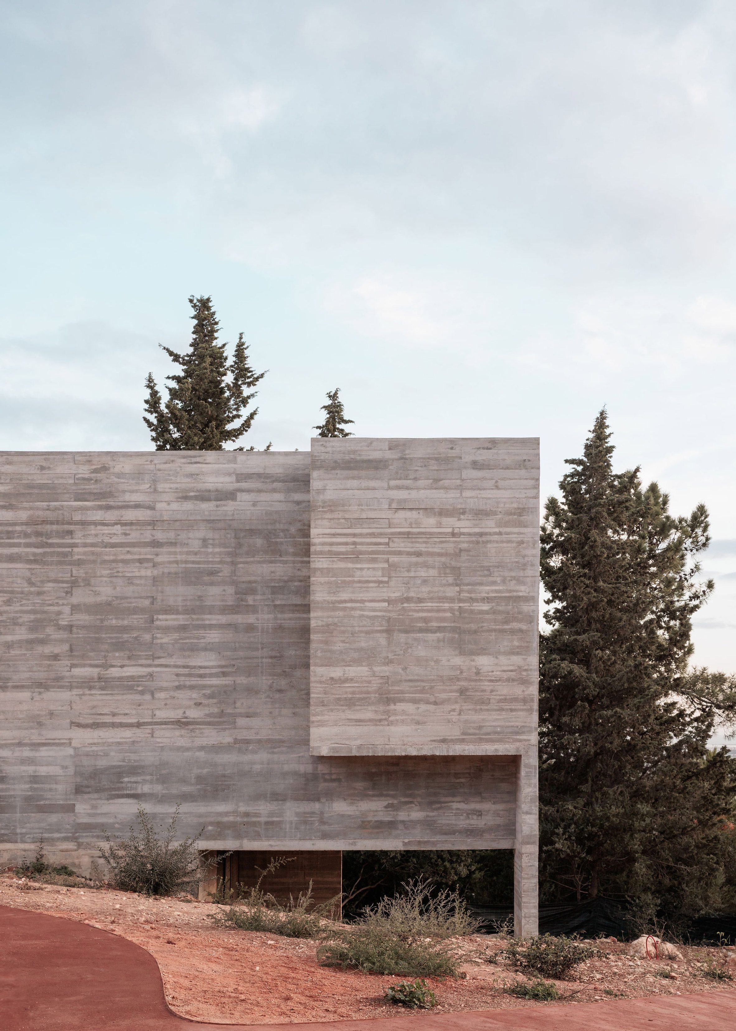 葡萄牙粗獷主義住宅 混凝土 Pedro Domingos Arquitectos used exposed, board-marked concrete to create this brutalist home in Portugal