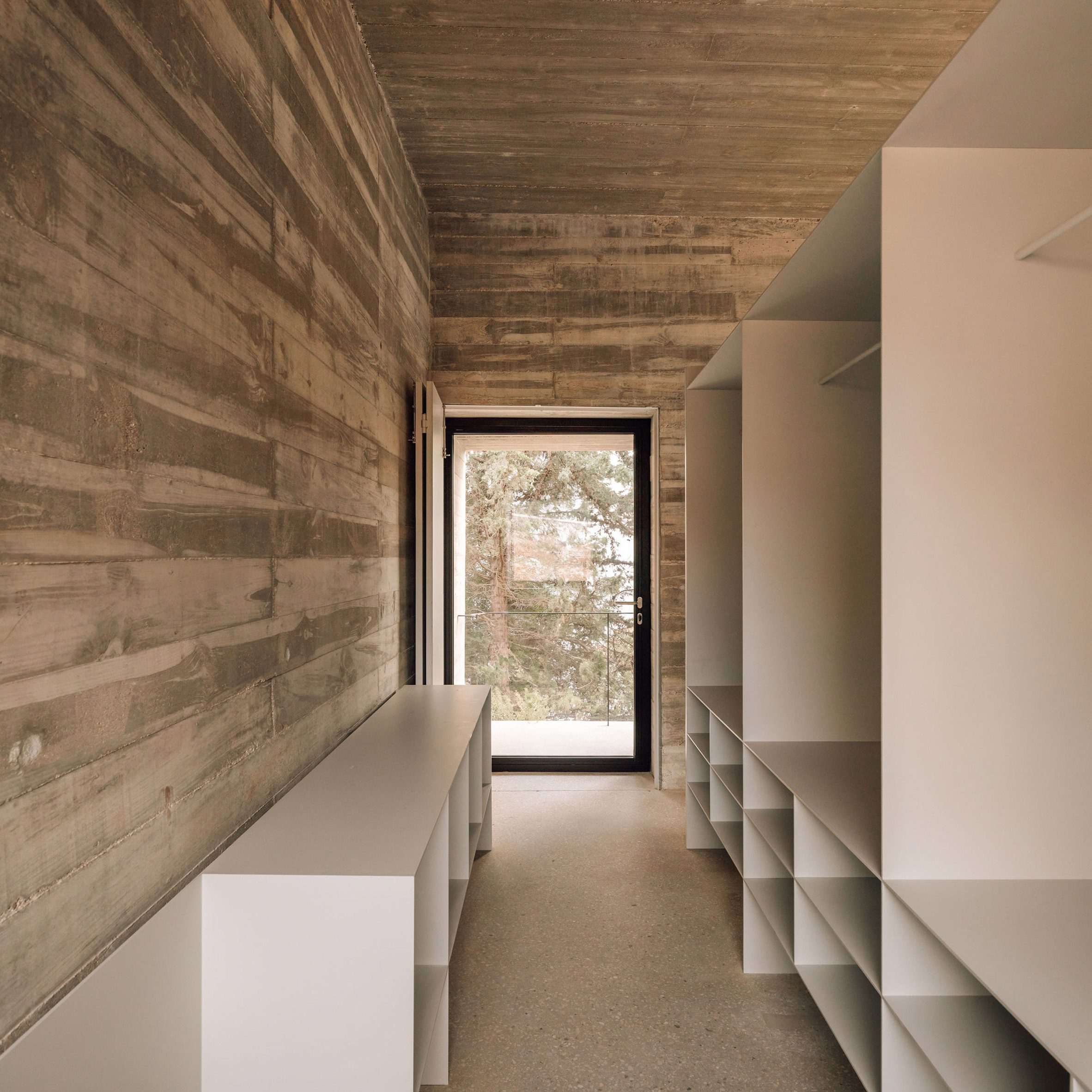 葡萄牙粗獷主義住宅 混凝土 Pedro Domingos Arquitectos used exposed, board-marked concrete to create this brutalist home in Portugal