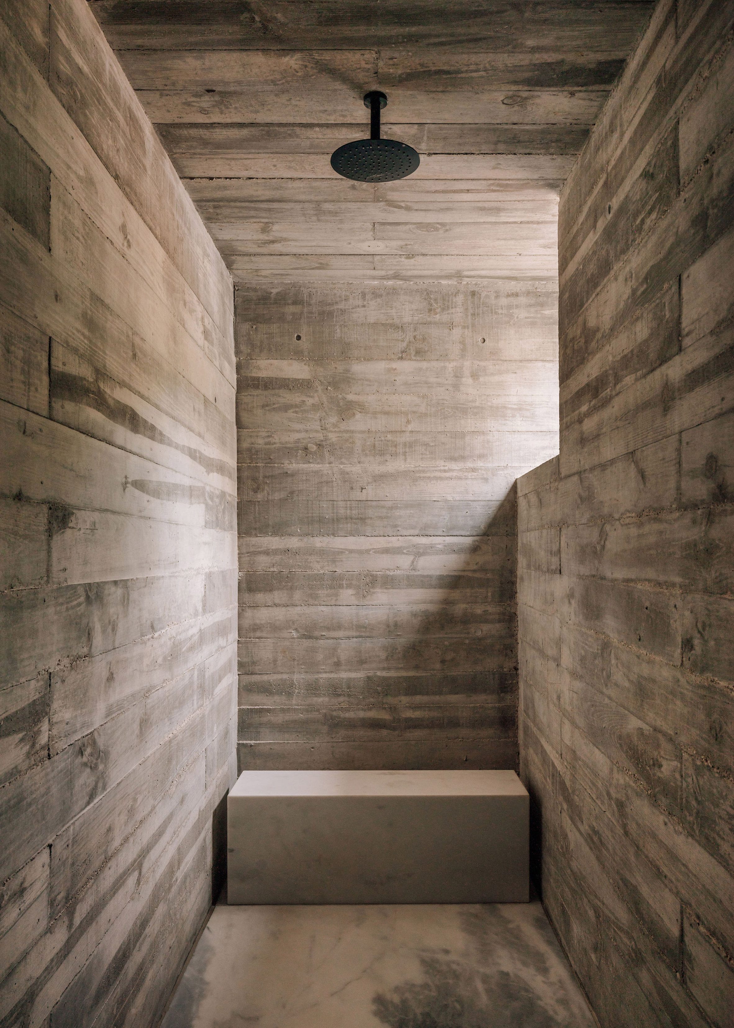葡萄牙粗獷主義住宅 混凝土 Pedro Domingos Arquitectos used exposed, board-marked concrete to create this brutalist home in Portugal