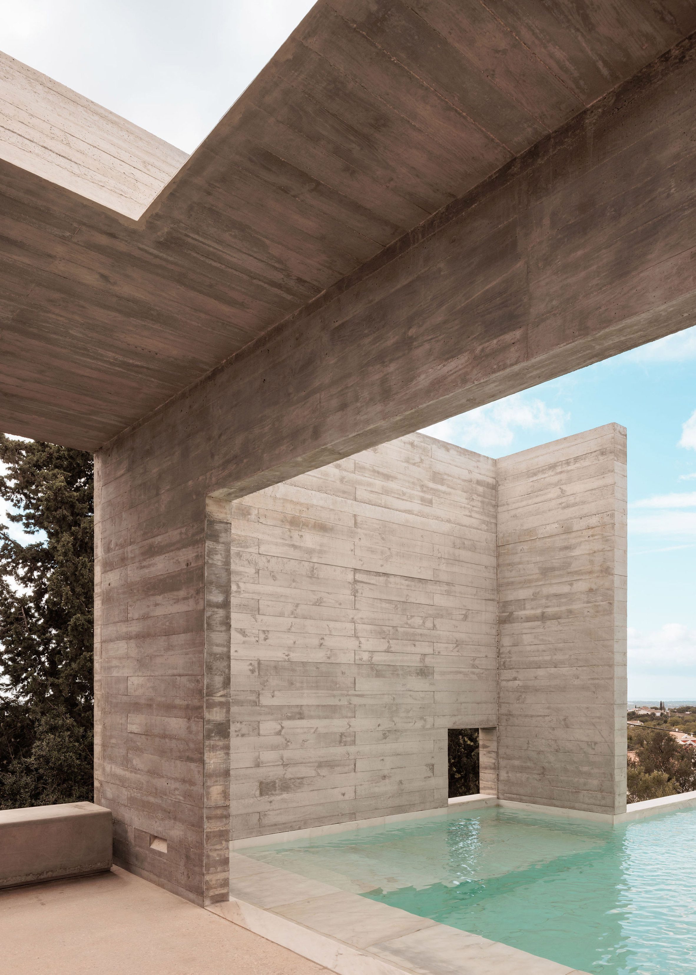 葡萄牙粗獷主義住宅 混凝土 Pedro Domingos Arquitectos used exposed, board-marked concrete to create this brutalist home in Portugal