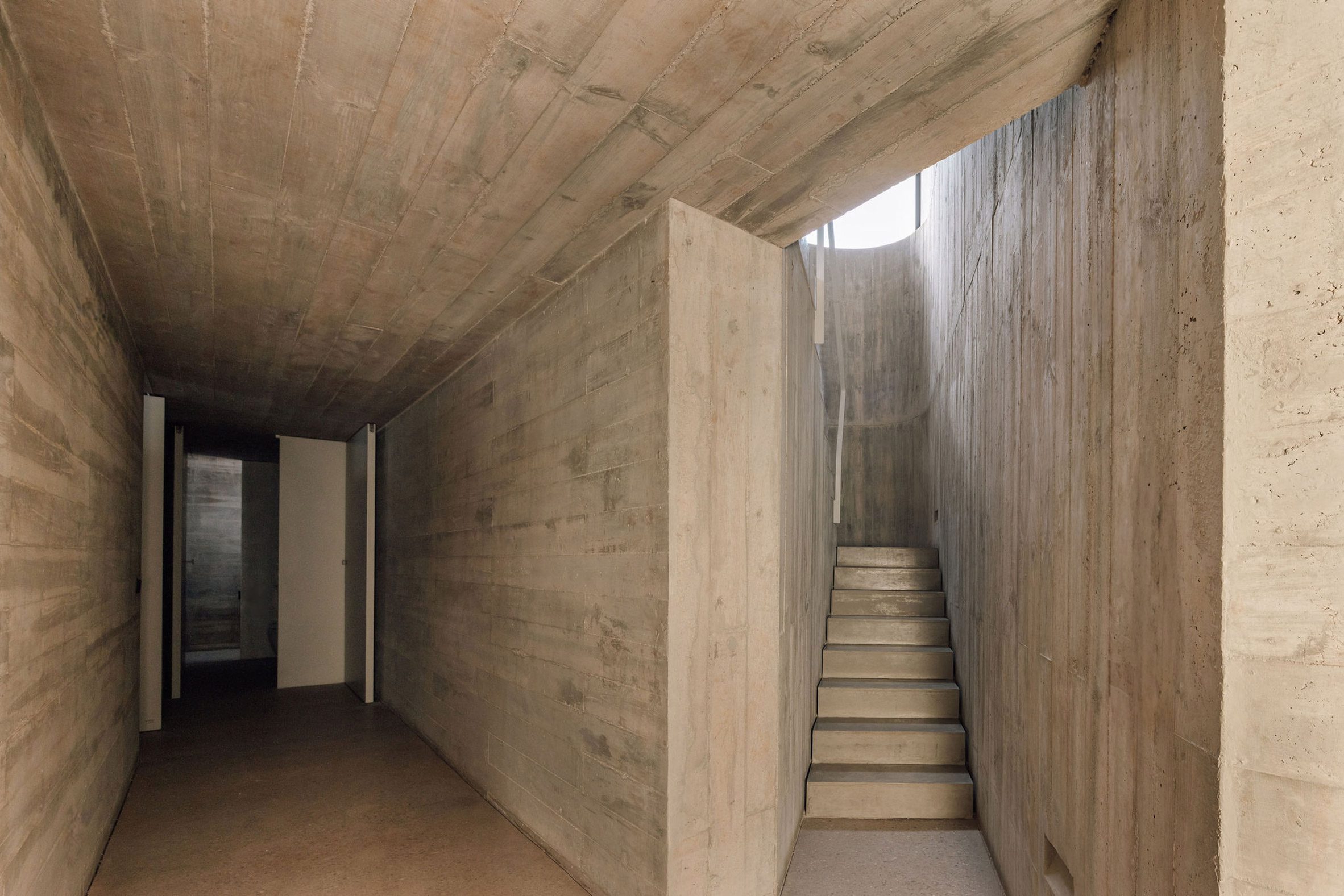 葡萄牙粗獷主義住宅 混凝土 Pedro Domingos Arquitectos used exposed, board-marked concrete to create this brutalist home in Portugal