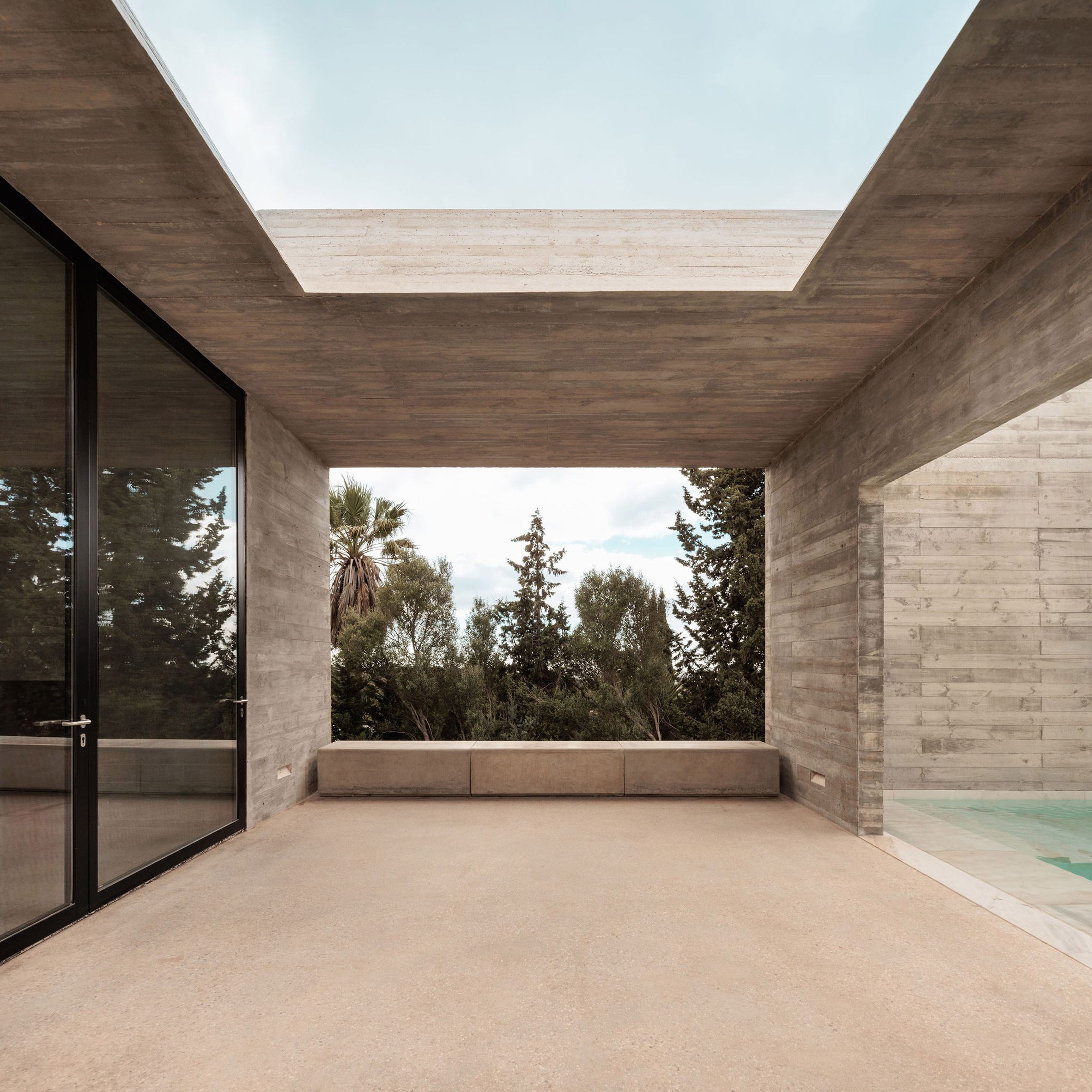 葡萄牙粗獷主義住宅 混凝土 Pedro Domingos Arquitectos used exposed, board-marked concrete to create this brutalist home in Portugal