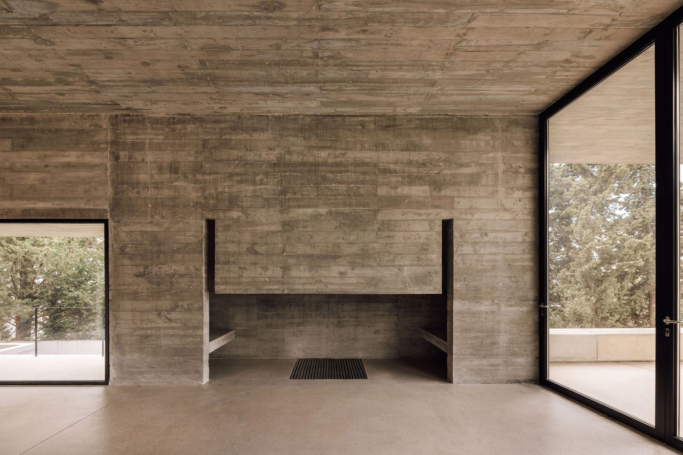 葡萄牙粗獷主義住宅 混凝土 Pedro Domingos Arquitectos used exposed, board-marked concrete to create this brutalist home in Portugal