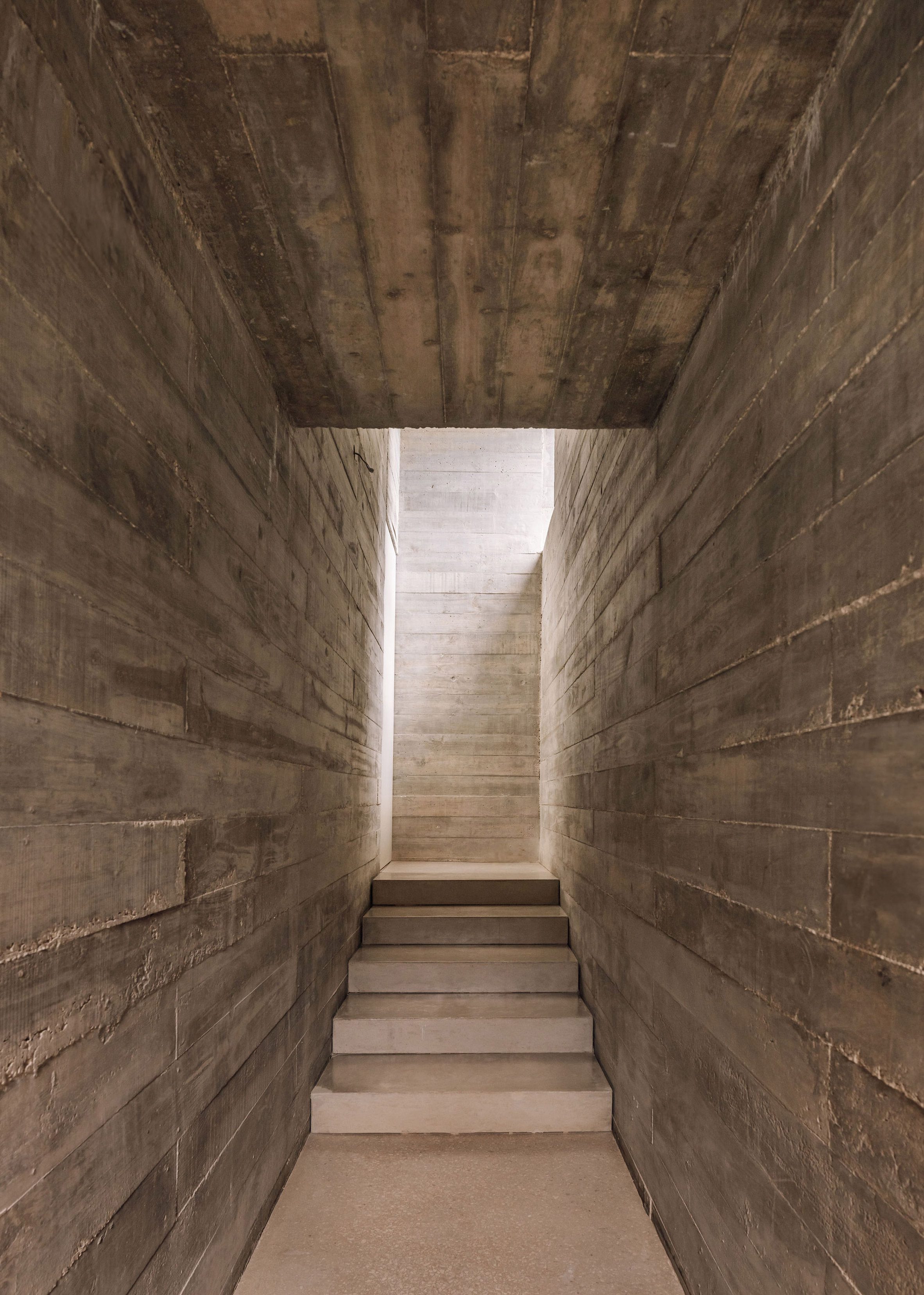 葡萄牙粗獷主義住宅 混凝土 Pedro Domingos Arquitectos used exposed, board-marked concrete to create this brutalist home in Portugal