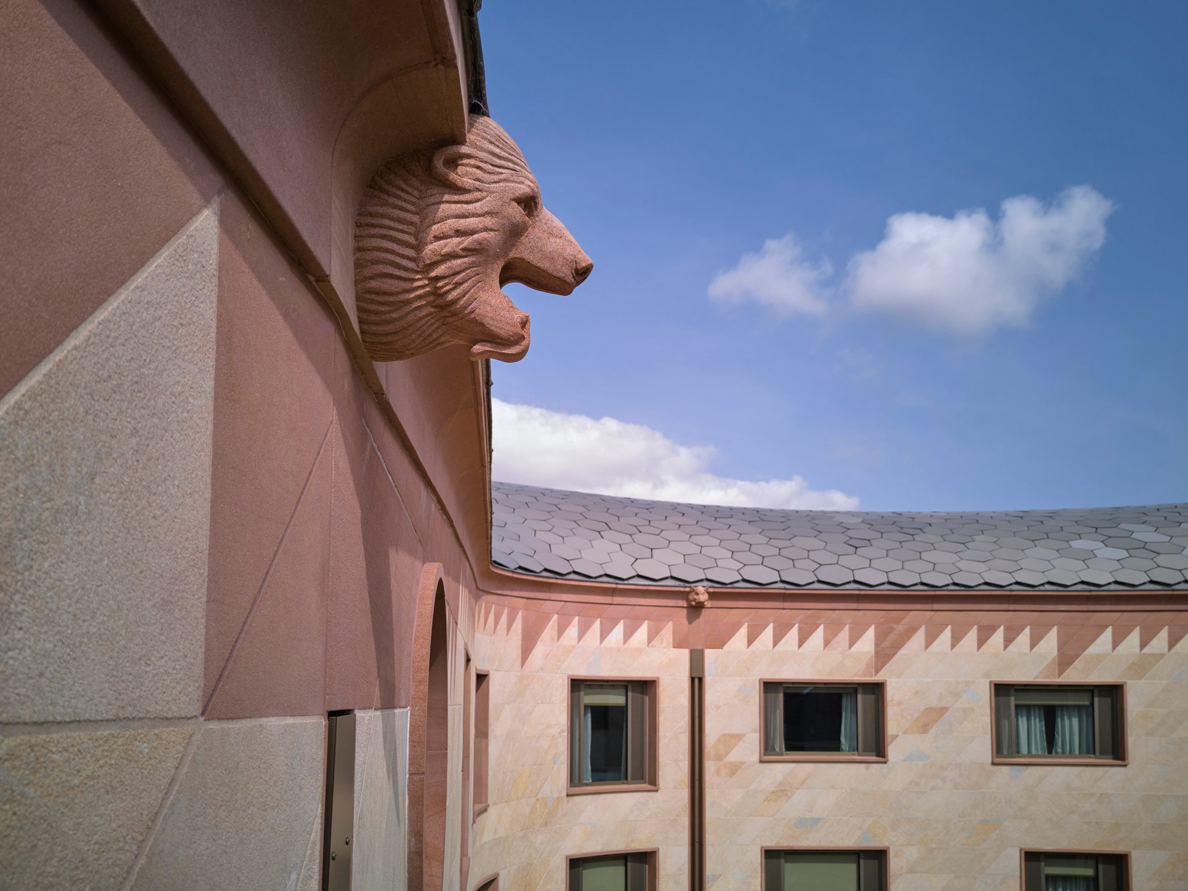 David Kohn Architects  University of Oxford 牛津大學新學院 Gradel Quadrangles 屋頂線點綴著由石匠Fergus Wessel設計和雕刻的動物形狀的滴水嘴和怪獸雕像，增添了建築的藝術性