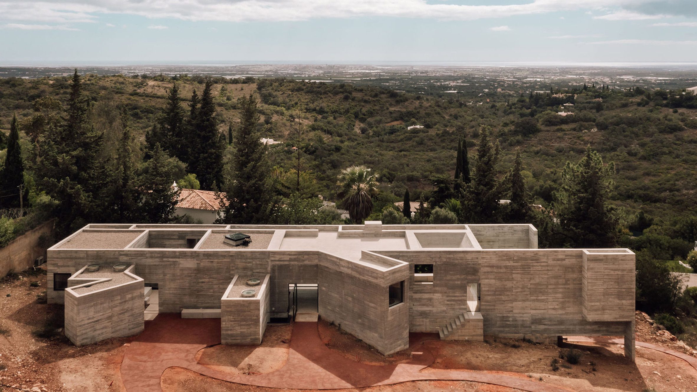 葡萄牙粗獷主義住宅 混凝土 Pedro Domingos Arquitectos used exposed, board-marked concrete to create this brutalist home in Portugal